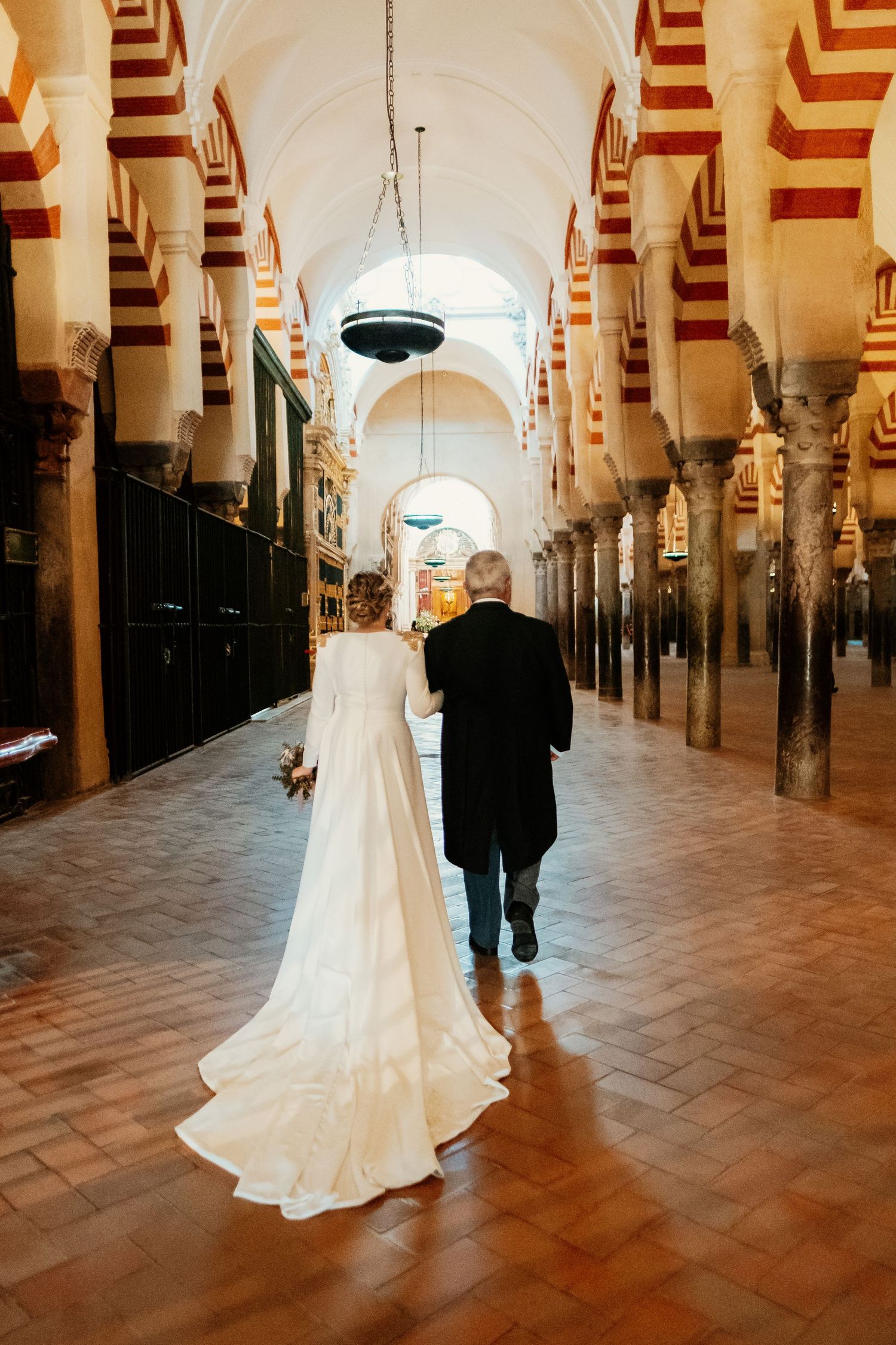 Entrada triunfal de Paola a la Capilla de la Mezquita de Córdoba luciendo vestido de Franc Sarabia y tiara