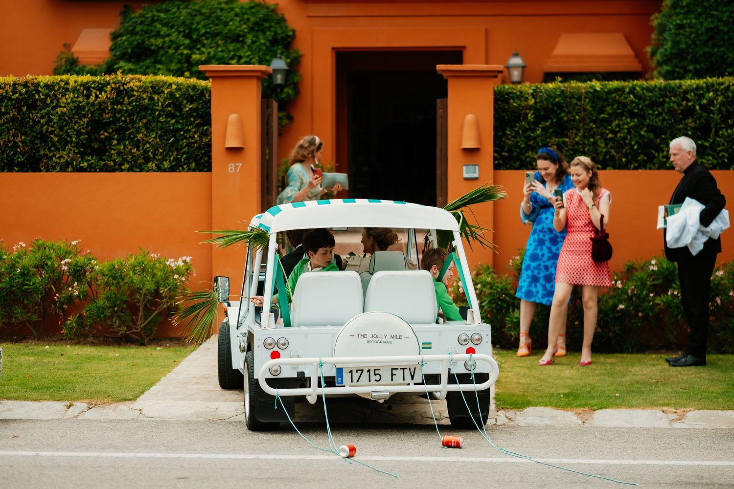 Diana y Kuki conduciendo el Mini Moke por las avenidas de Sotogrande tras la ceremonia