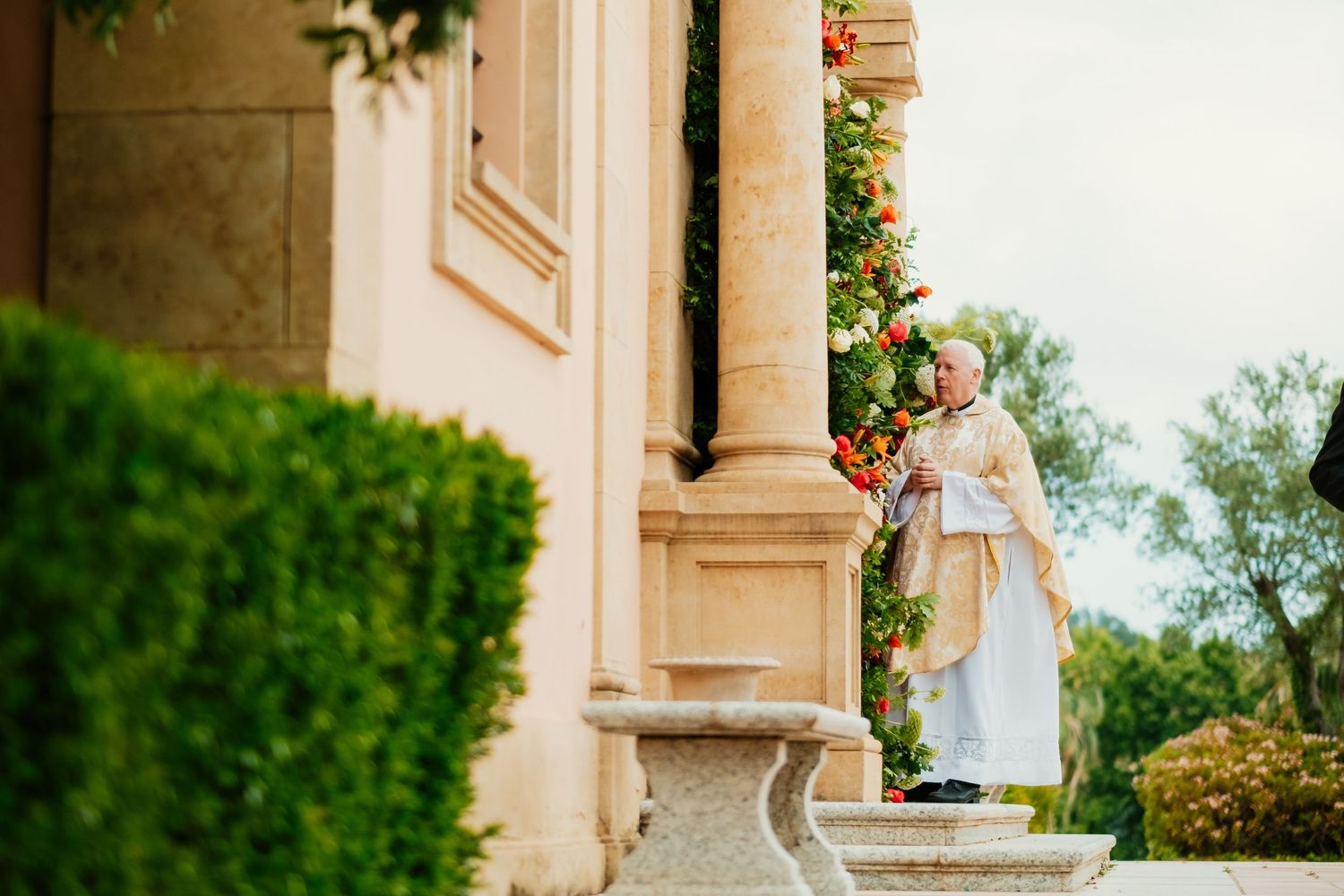 Fachada de la Parroquia de la Merced en Sotogrande durante la ceremonia religiosa de boda.