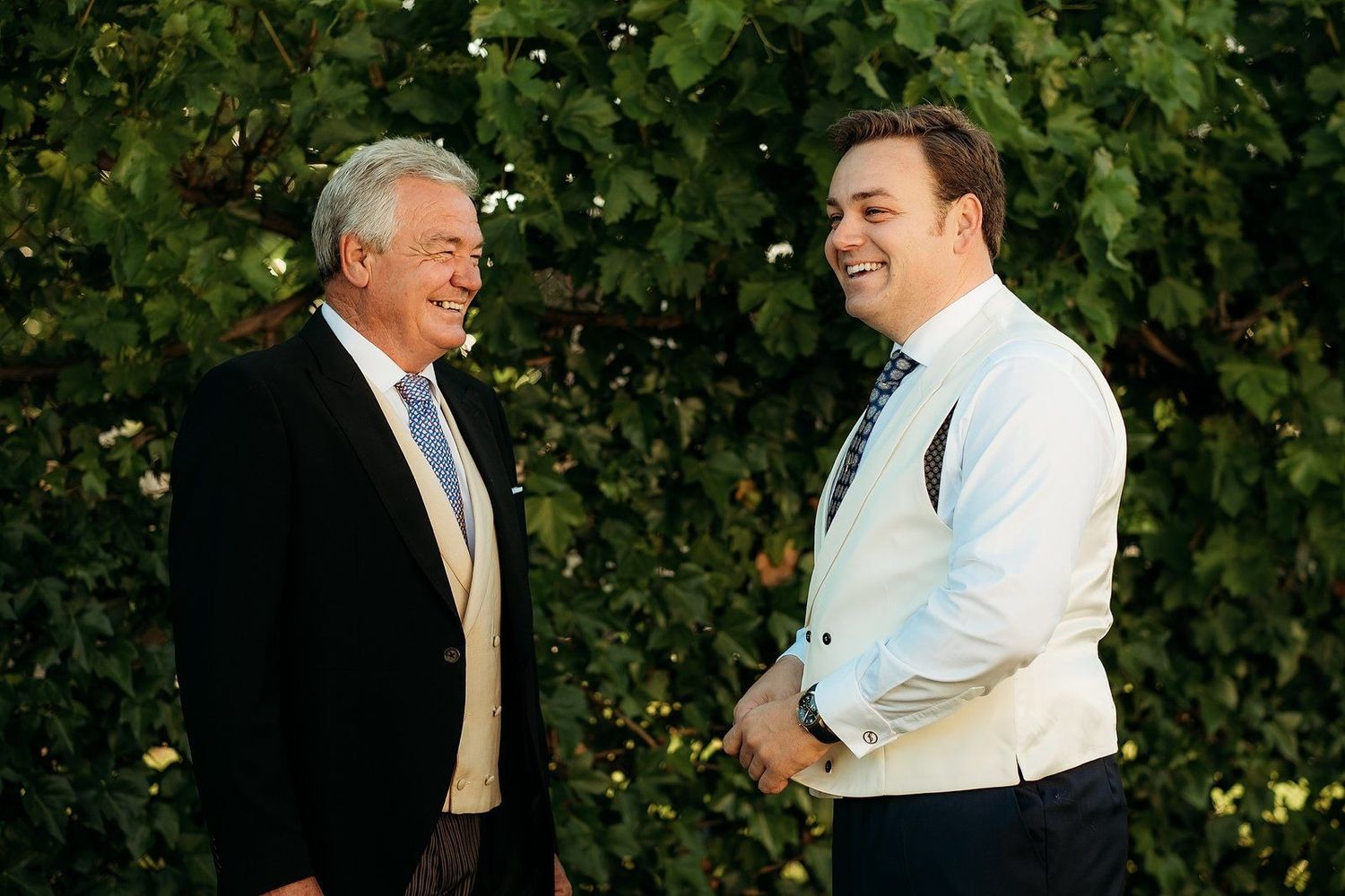 El novio Antonio con su padre en la boda en Alcalá de Guadaira