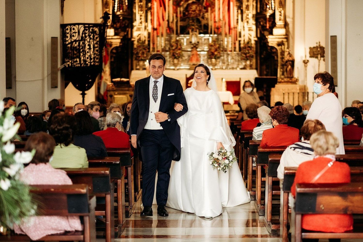 Los novios caminando dentro de la iglesia, boda en Sevilla