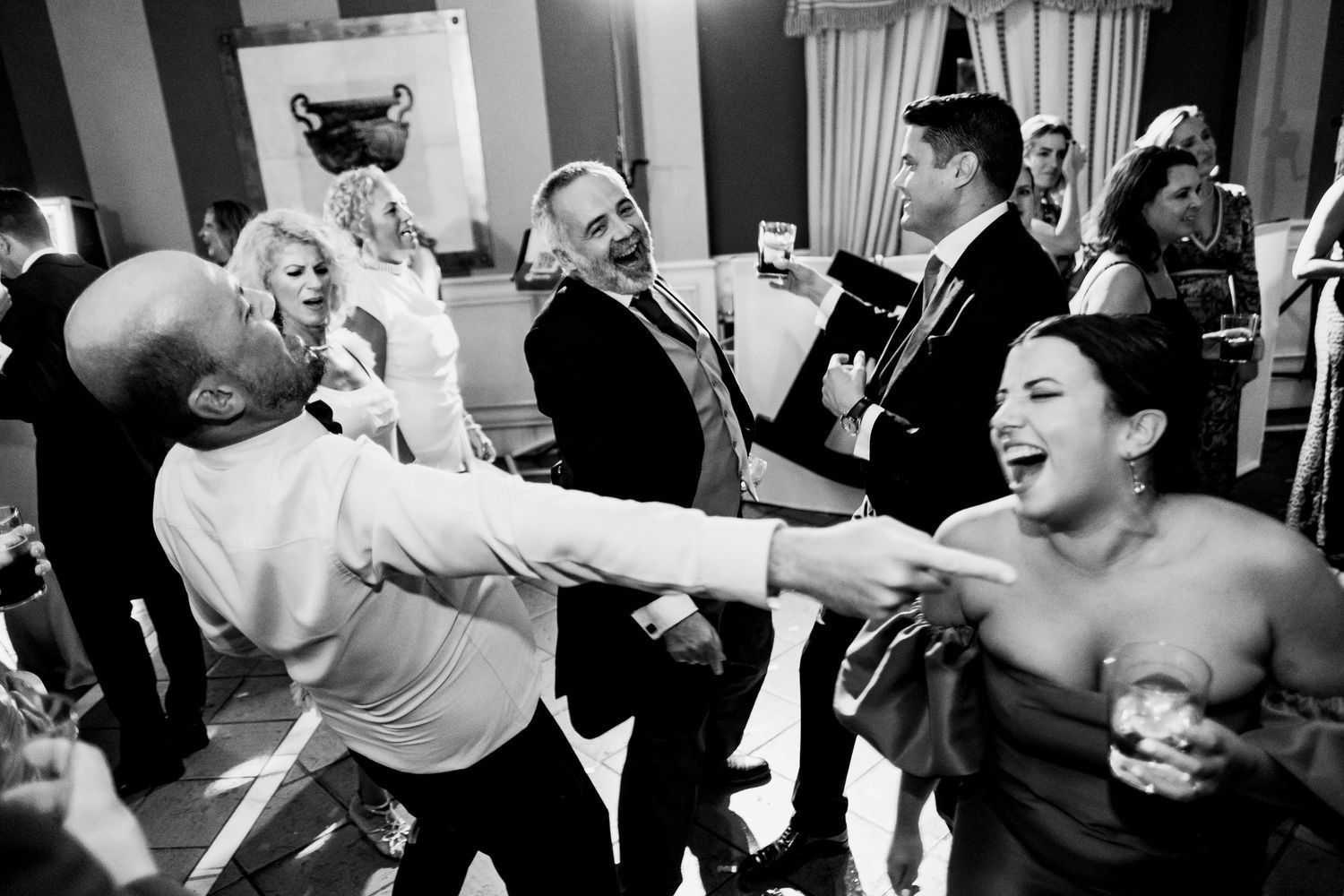 Invitados bailando al ritmo de la música del DJ en la boda de Cádiz de Javier y María Isabel