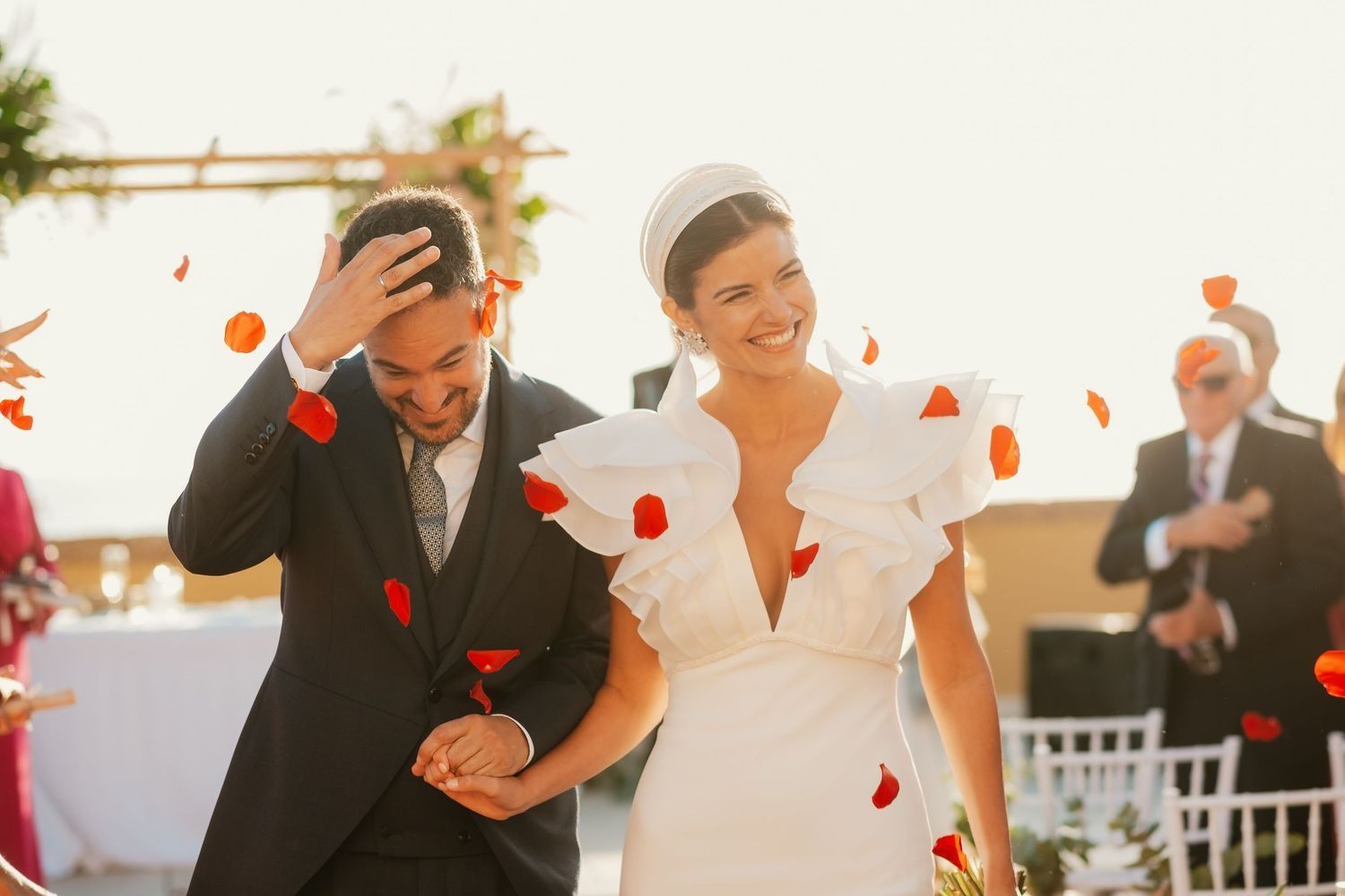 Espontaneidad y alegría en la salida de los novios