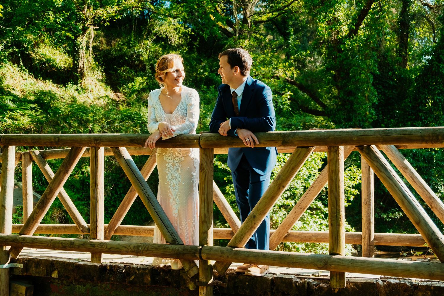 Alejandra y Jose apoyados en el puente de madera del río de la Alaja, localización icónica del Pinar del Rey