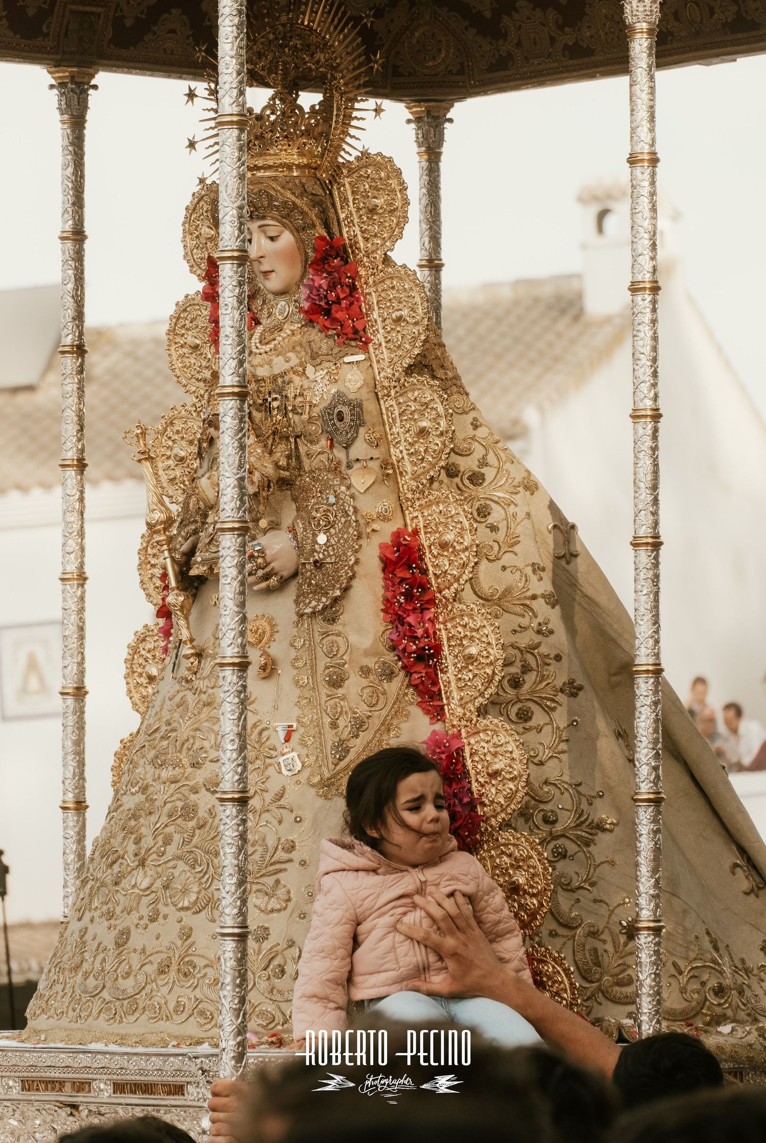 Fotografía documental procesión Rocío 2026, niña sentada en las andas, Roberto Pecino Fotógrafo, estética editorial.