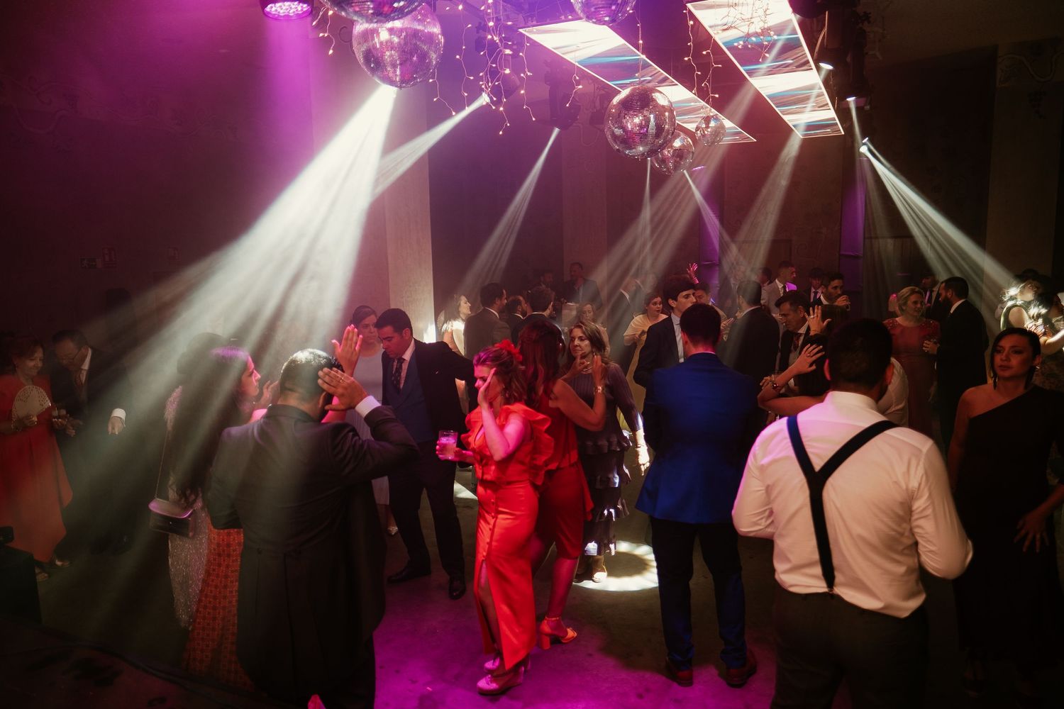 Pista de baile nupcial iluminada por Oscar Durán Sonido en Bodega Sánchez Romate, Inma y Juanfri, Roberto Pecino