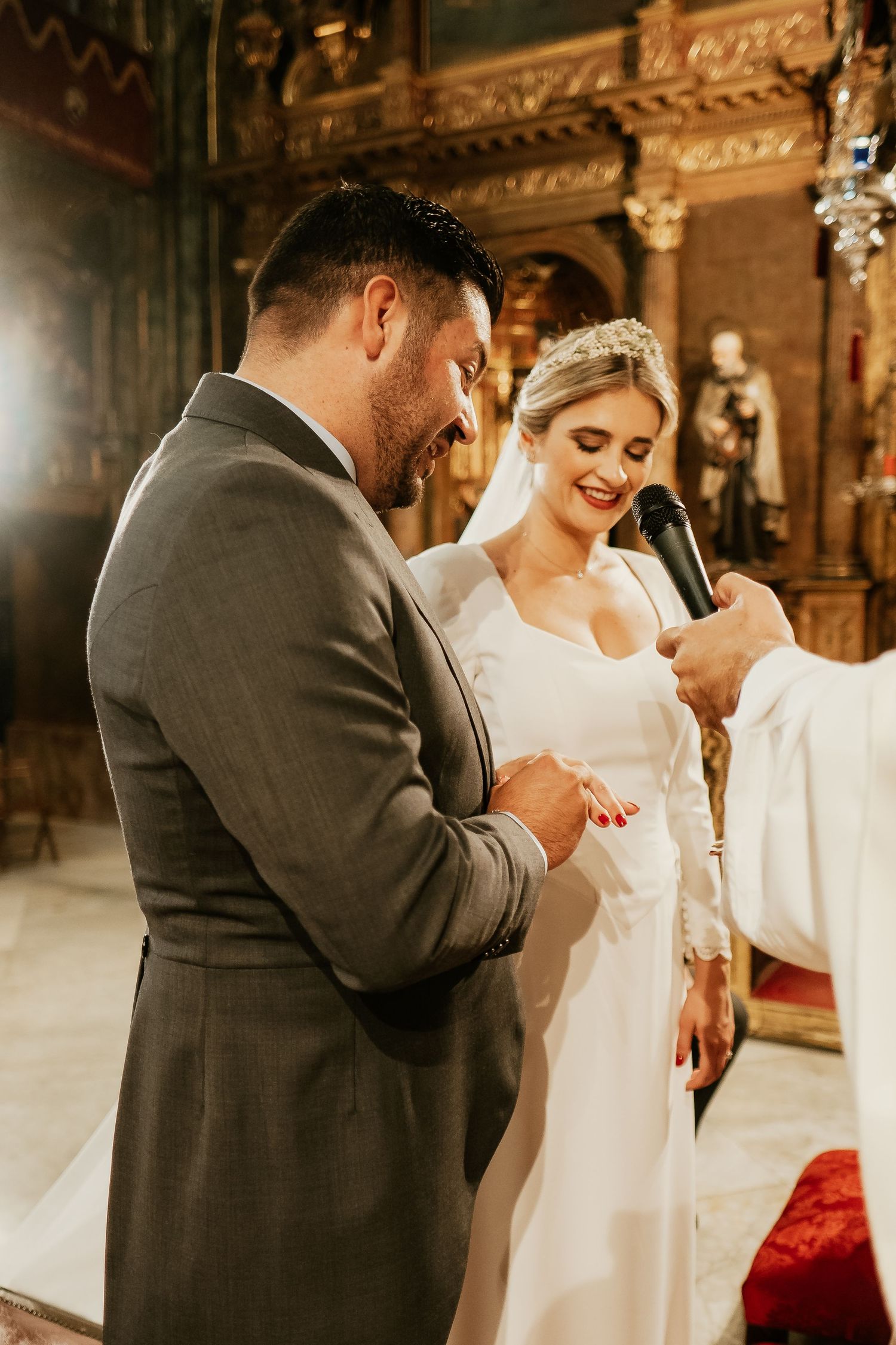 Sonrisa de complicidad de Inma al recibir su alianza en el altar carmelita de Jerez, Roberto Pecino Fotógrafo
