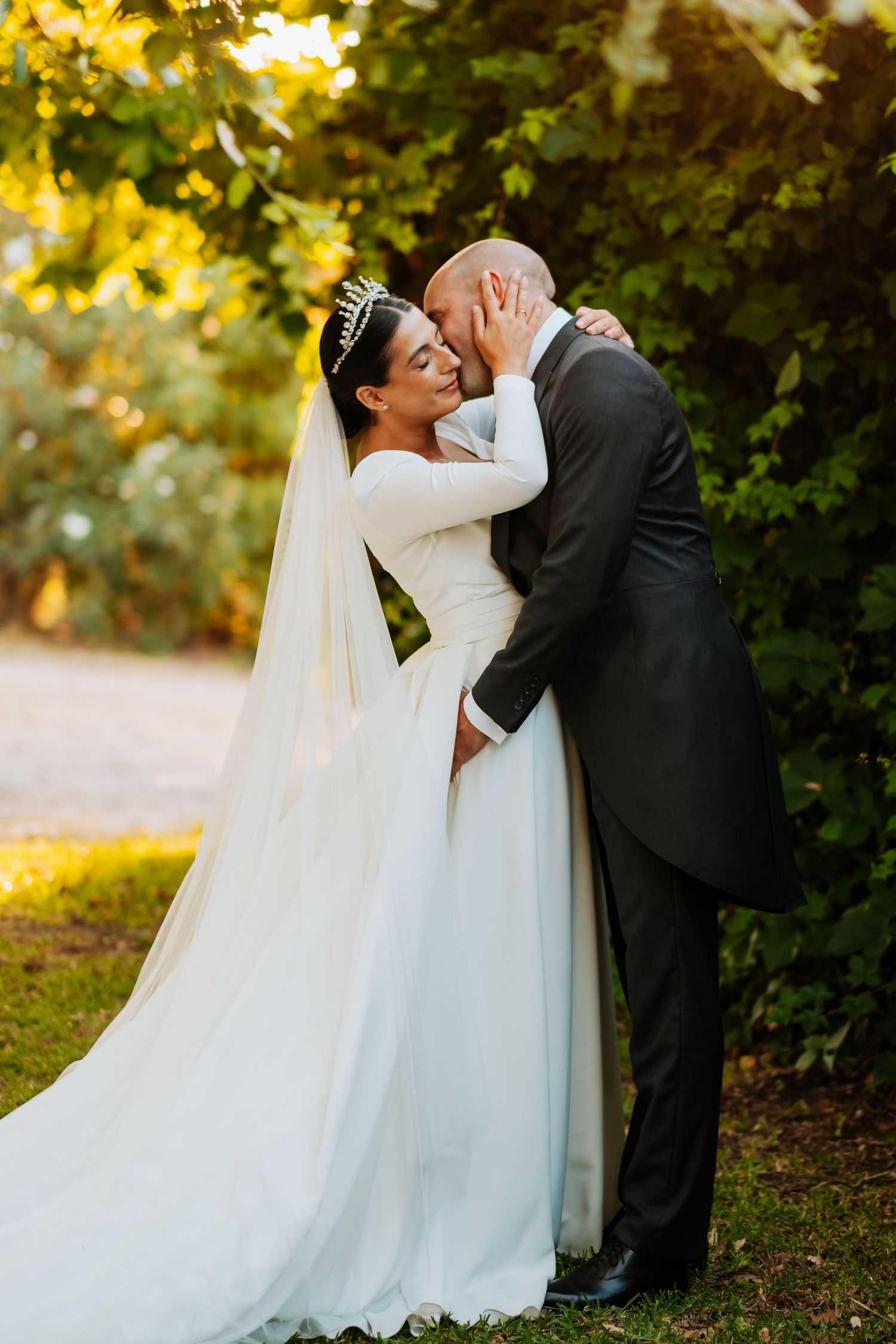Sesión de fotos de novios al atardecer en jardines de Almoguera
