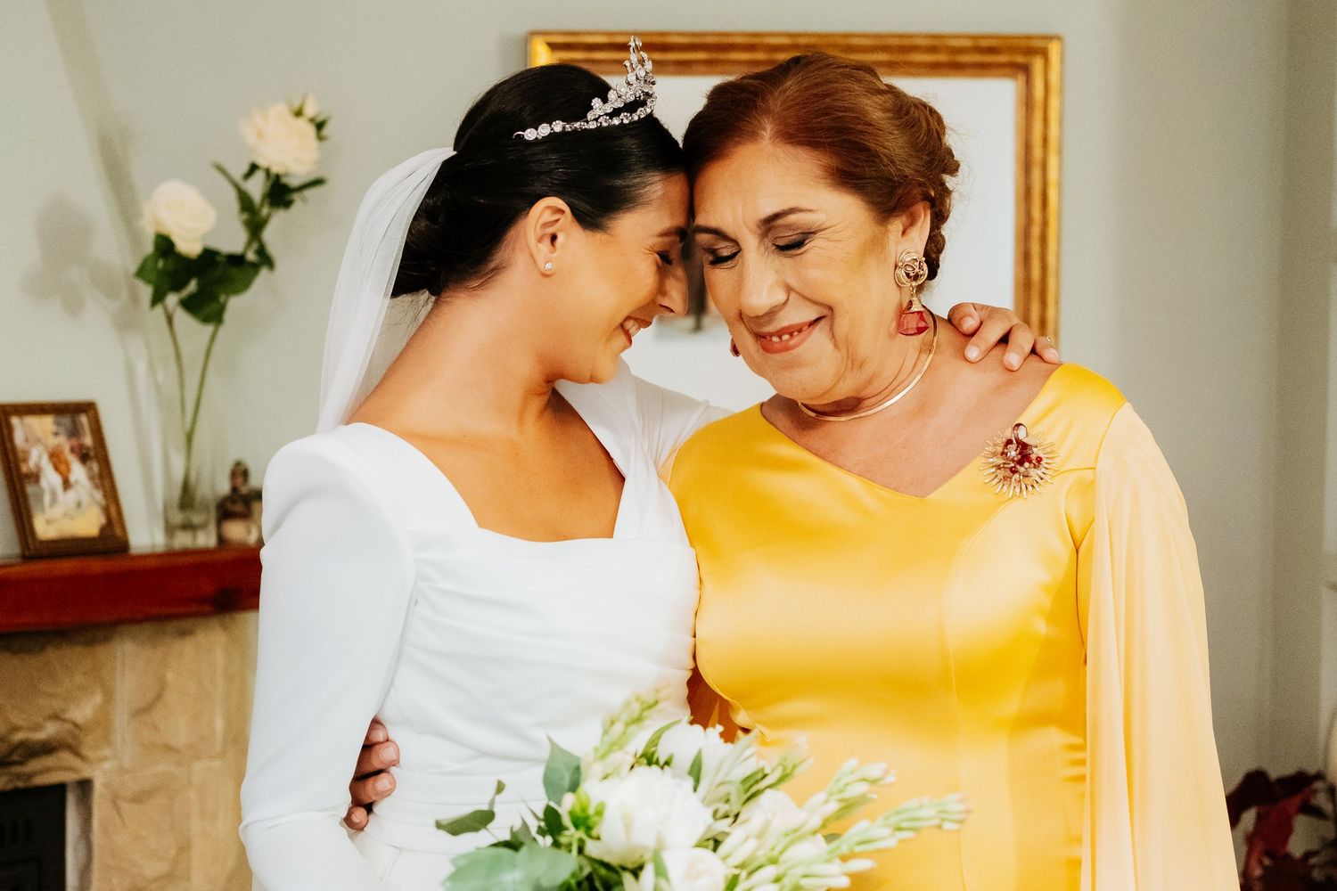Momento emotivo de la novia Inma con su Madre, Roberto Pecino fotógrafo en Algeciras
