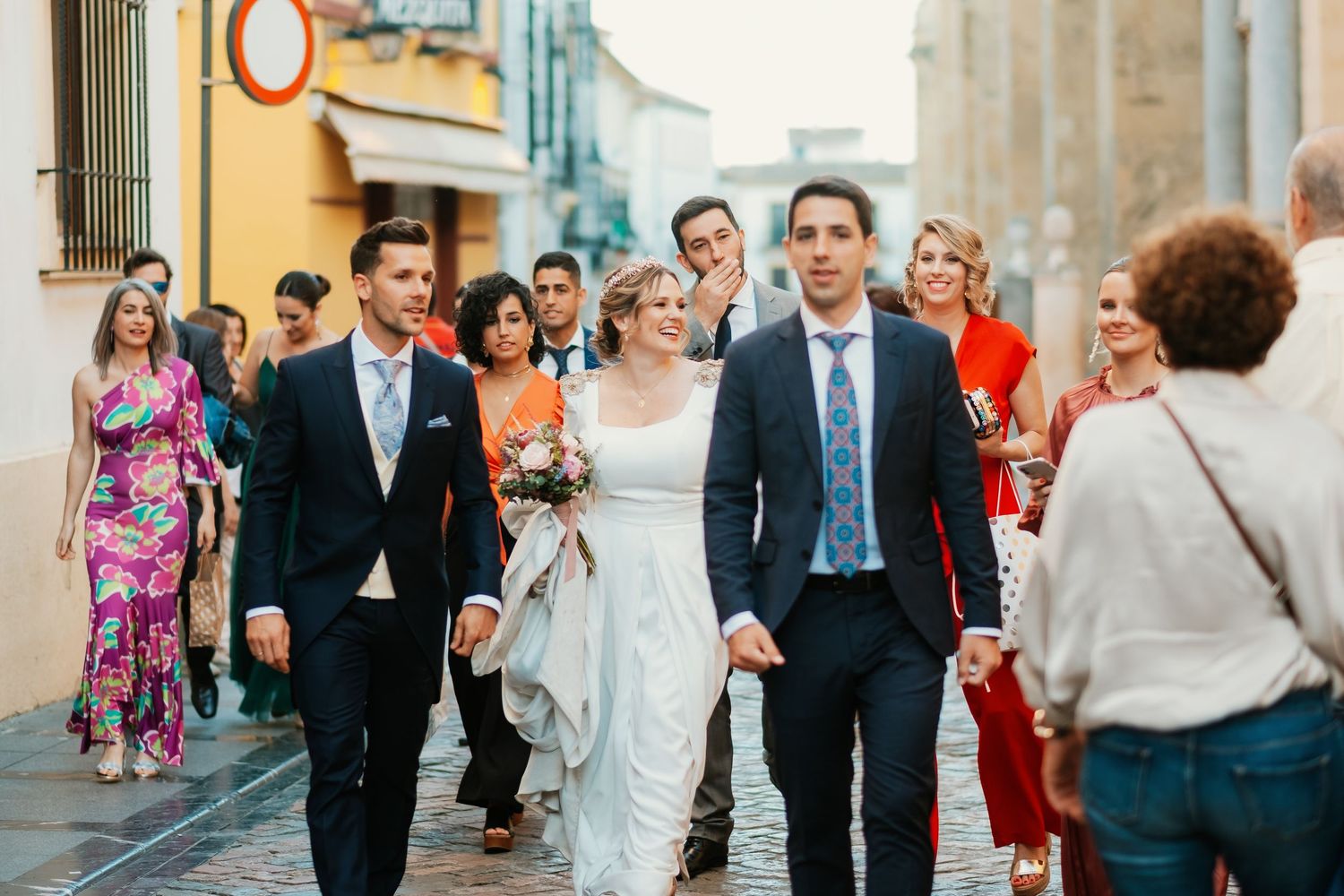 Novios paseando por la Mezquita de Córdoba, fotografía de destino en Europa