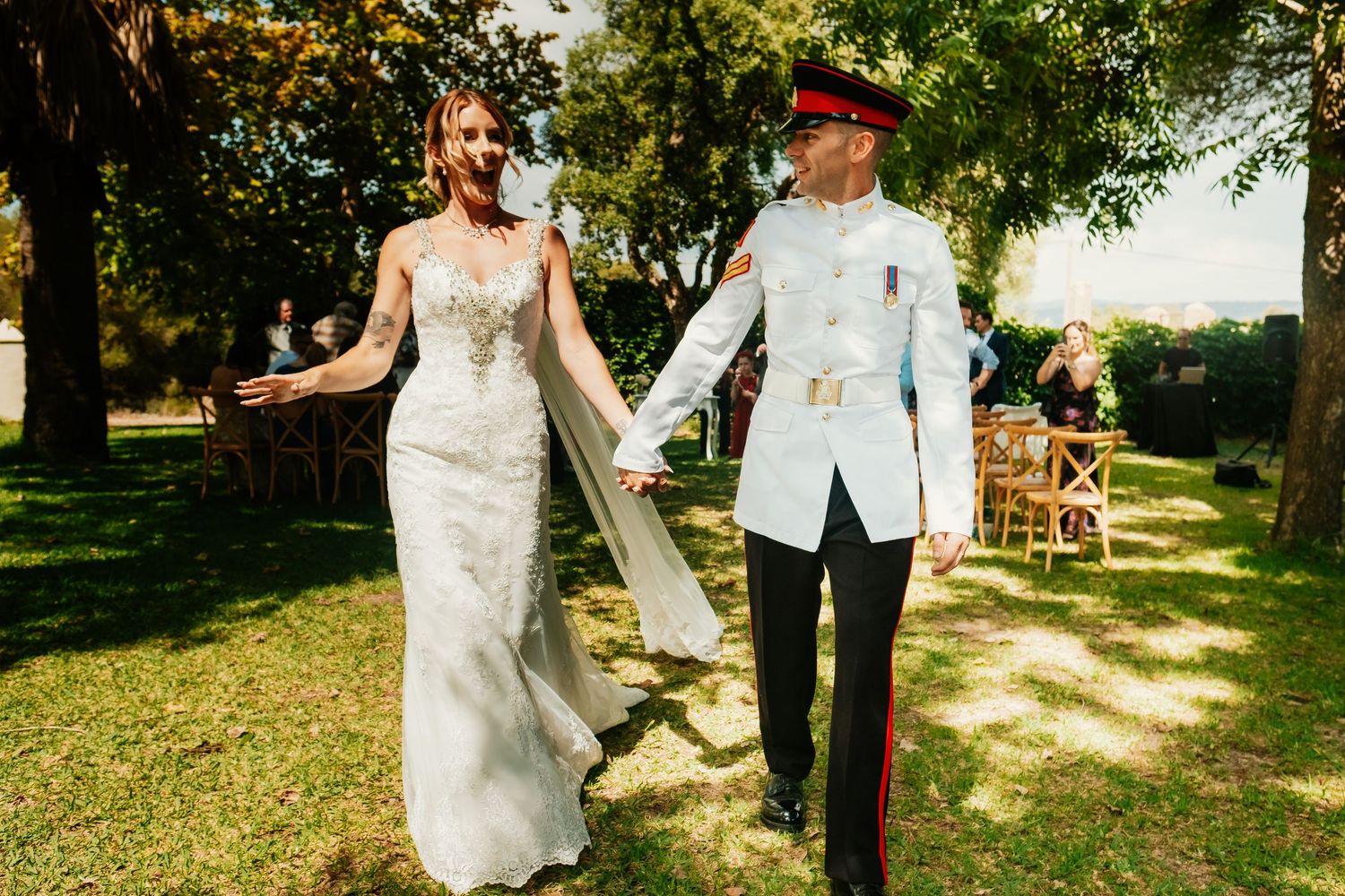 Salida de los novios para el arroz