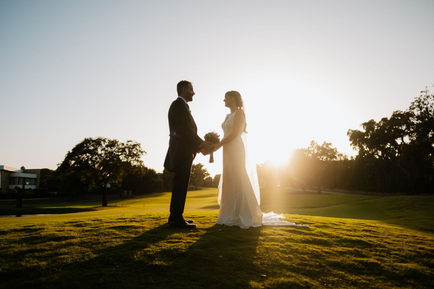Pareja de recien casados posando en campo de Golf en Sotogrande