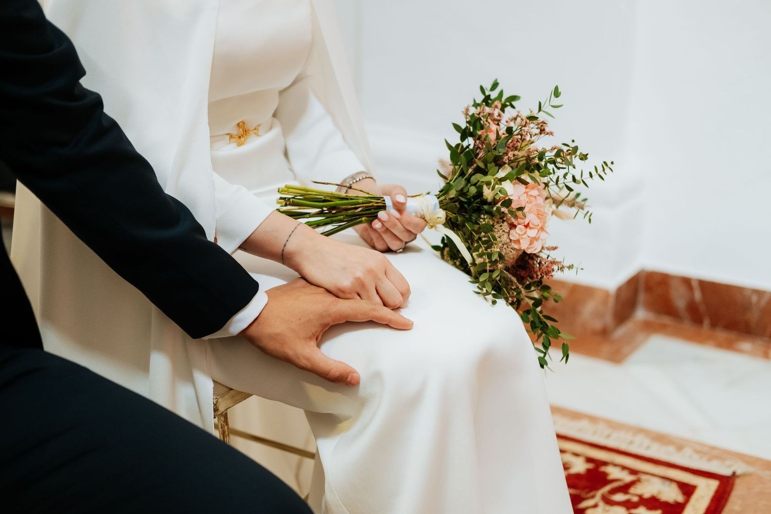 Novios cogidos de la mano frente al altar en Almoraima