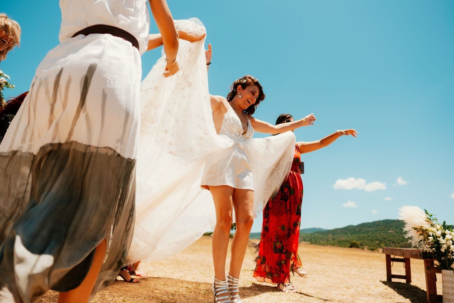 novia lorena con sus amigas en boda festival wakana lake complicidad y estilo vanguardista en cadiz