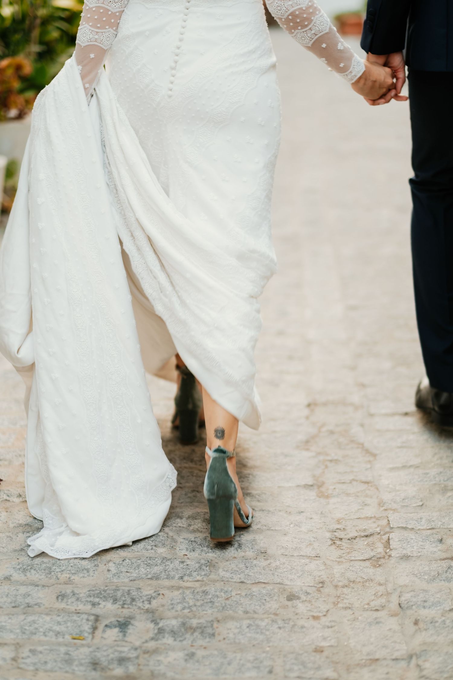 Vestido y zapatos de la novia en su reportaje postboda en Vejer
