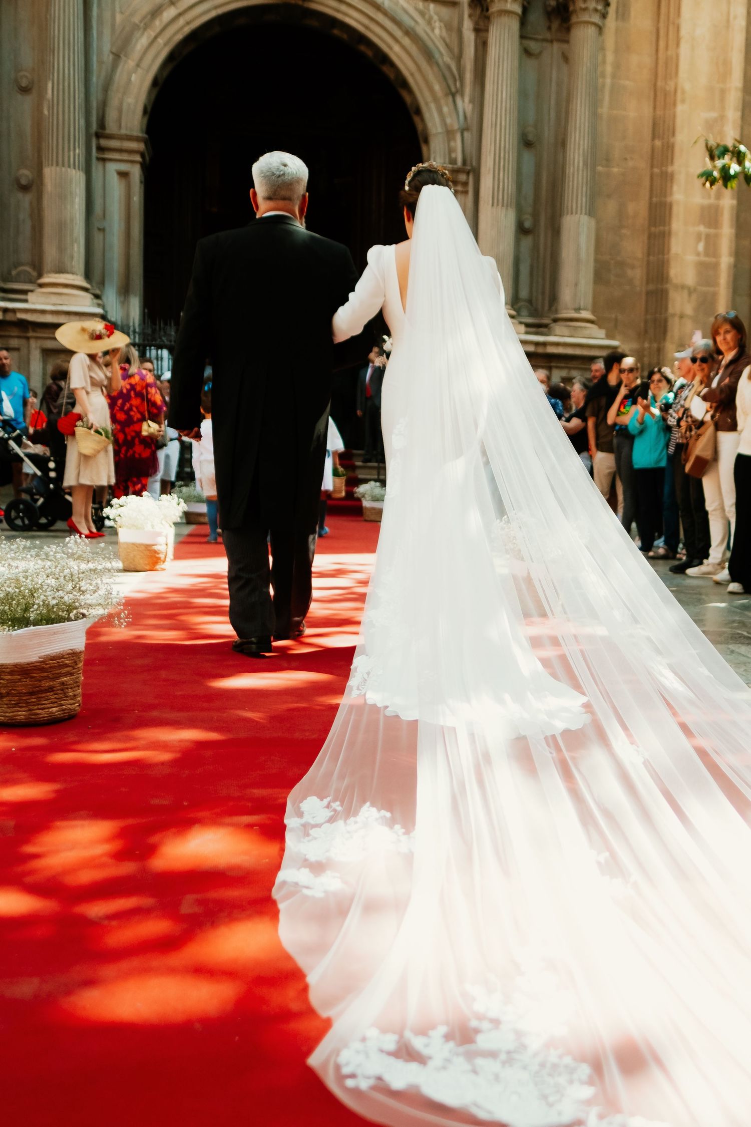 Entrada de Eli a la Catedral de Granada, fotógrafo de bodas en Granada capturando el momento