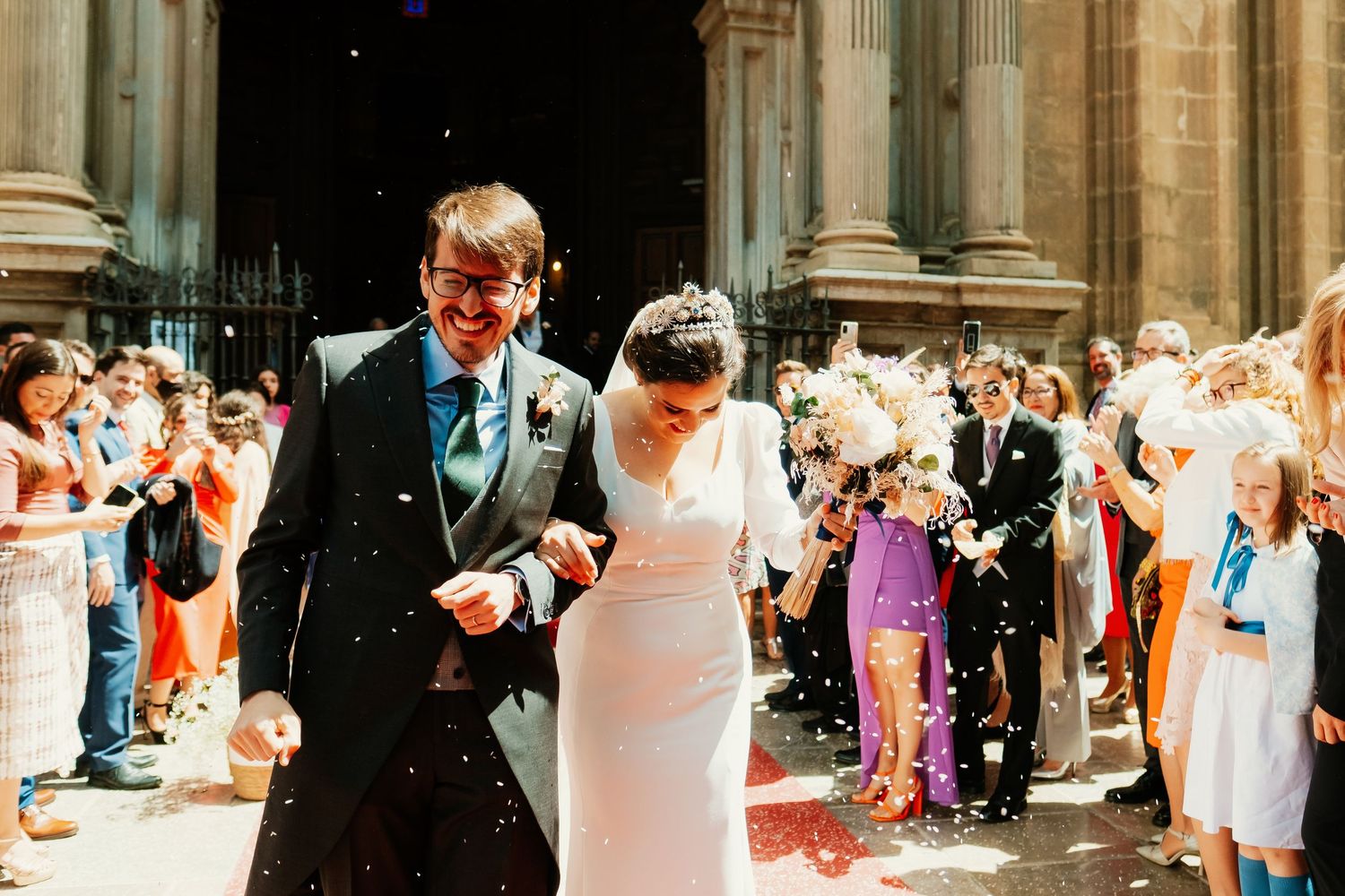 Salida de los recién casados de la Catedral de Granada bajo lluvia de arroz, foto de Roberto Pecino