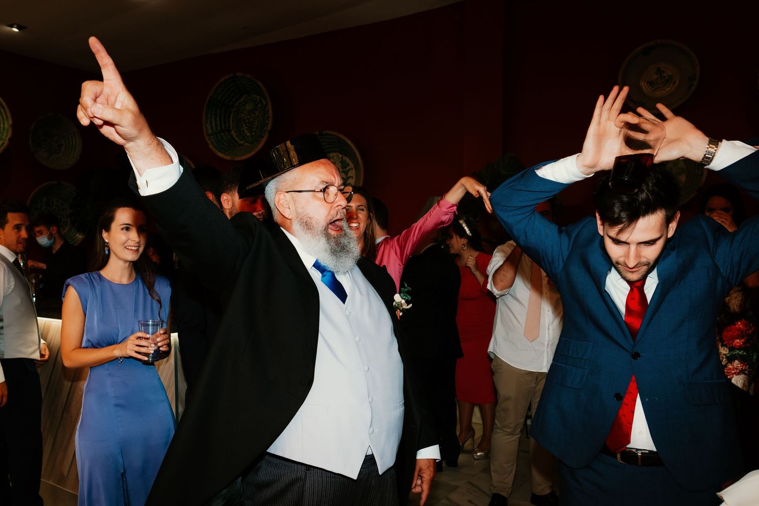 Invitados dándolo todo en la pista de baile, capturado por Roberto Pecino Fotógrafo
