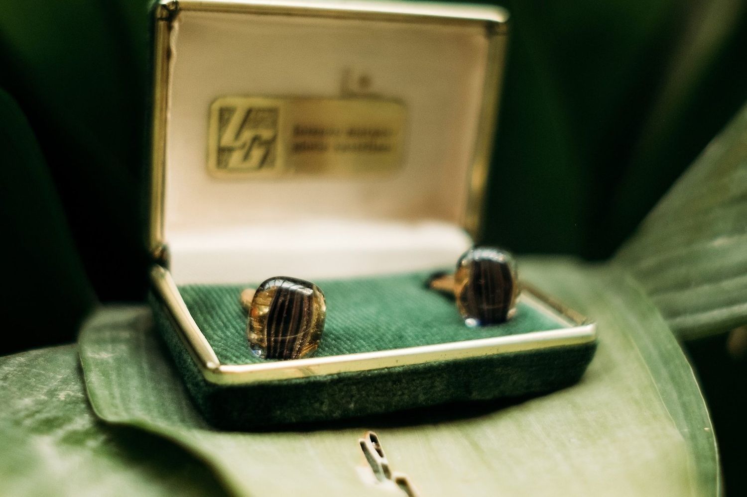 Detalle de gemelos antiguos colocados en camisa blanca, fotografía de accesorios de novio estilo elegante en Tarifa
