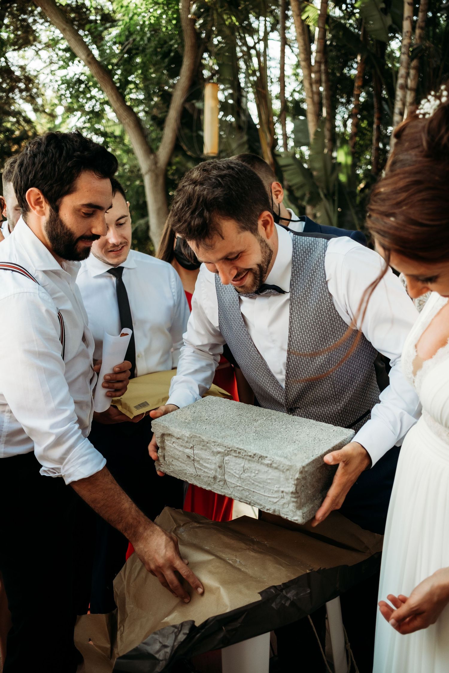 El regalo secreto y con sorpresa a los novios