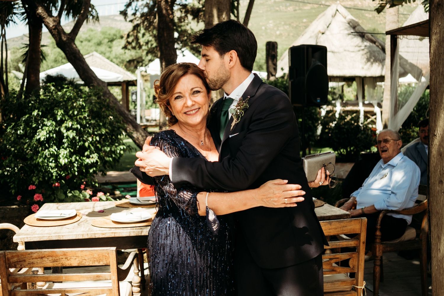 invitados relajados y emocionados en boda en Tarifa