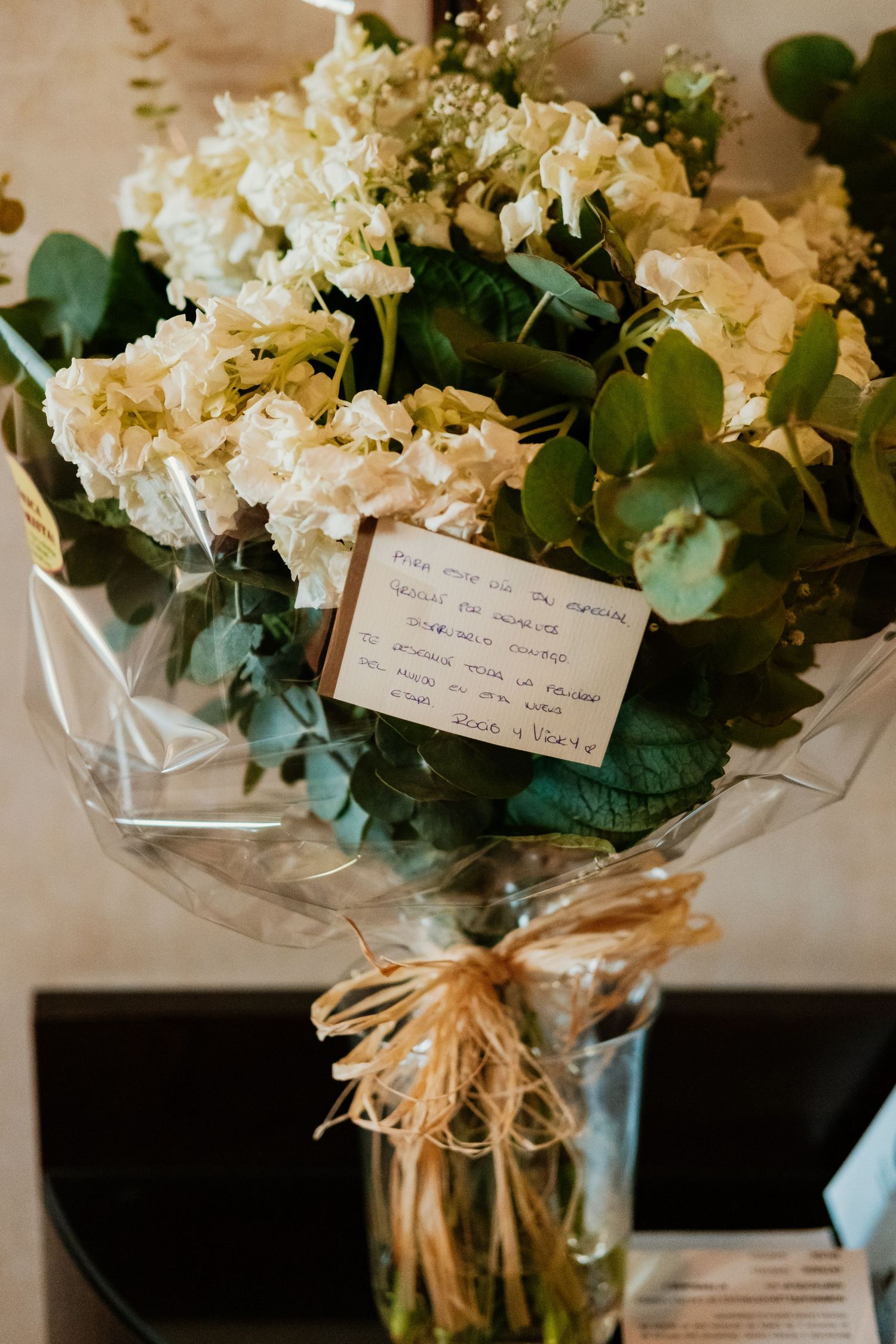 Detalle del ramo de novia con flores preservadas y frescas, contrastando con la tela del vestido de novia.
