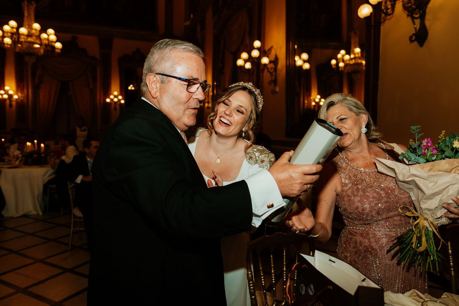Regalo de Paola a su padre en Salón del Real Círculo de la Amistad