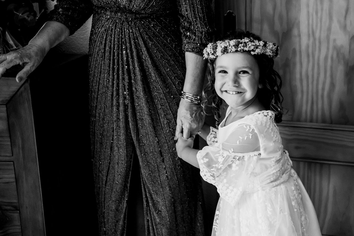 Dama de boda feliz de la mano de la madrina, Fotógrafo en Sotogrande