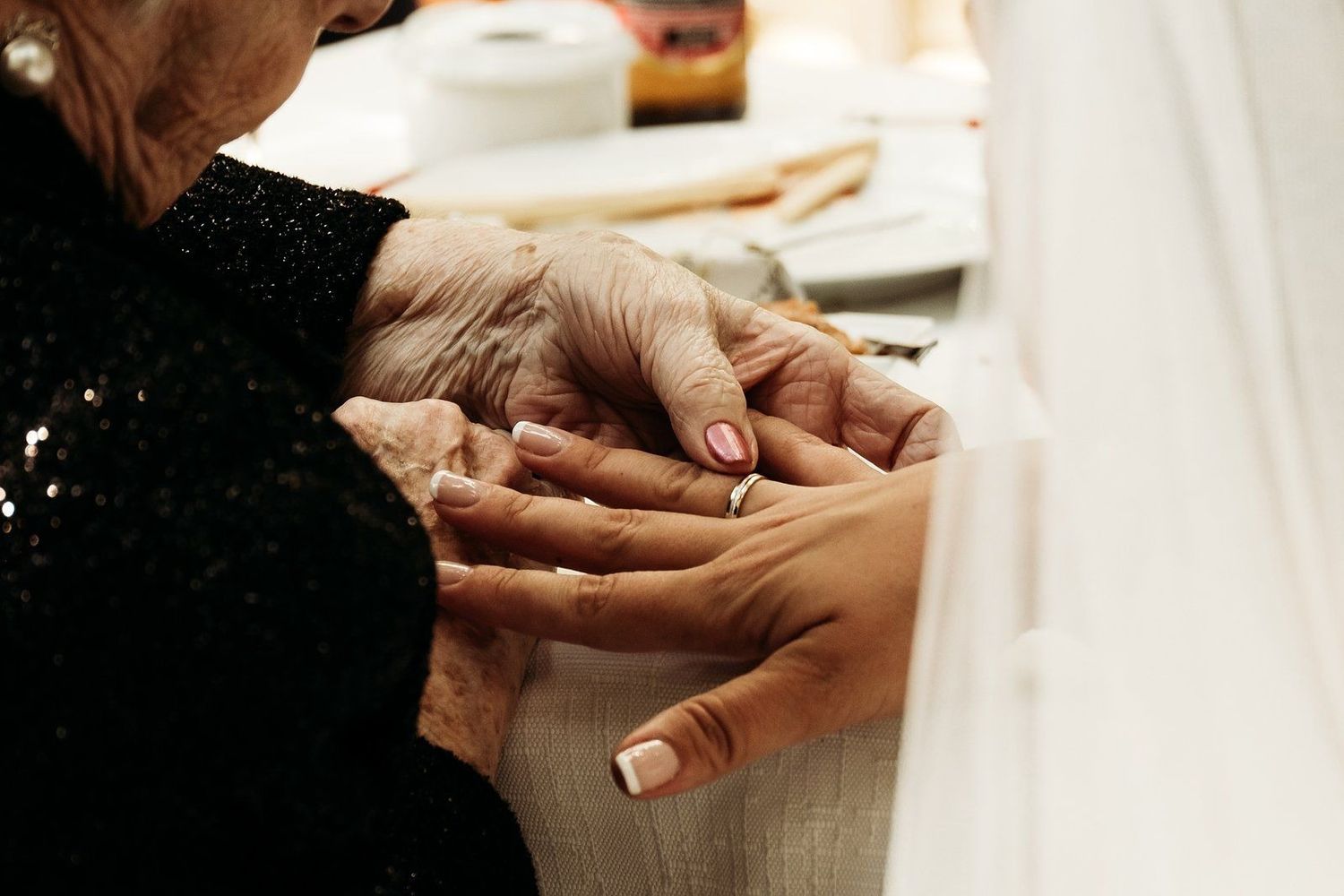 Primer plano de las alianzas de boda