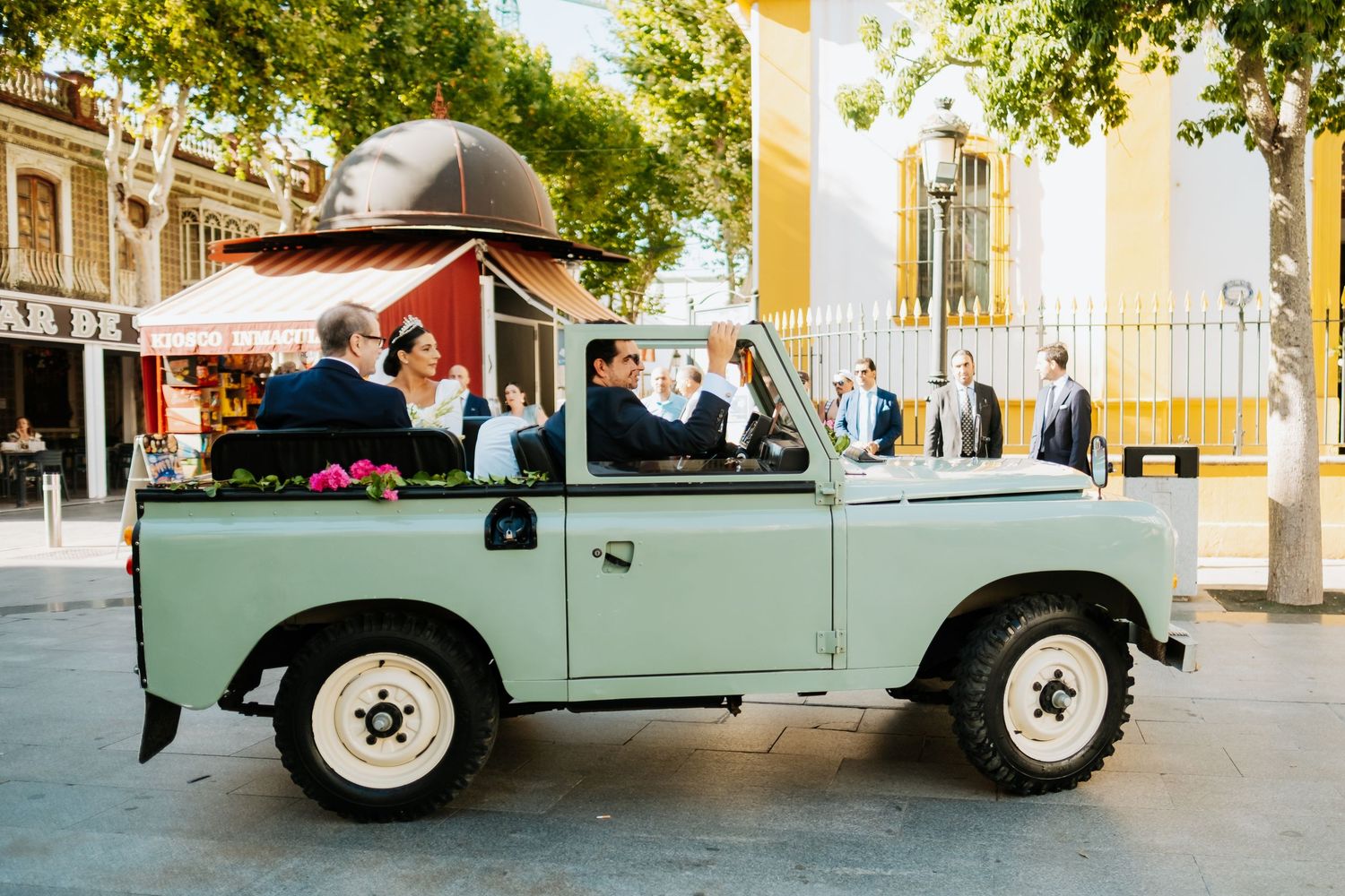 Llegada de la novia en Land Rover clásico a la iglesia