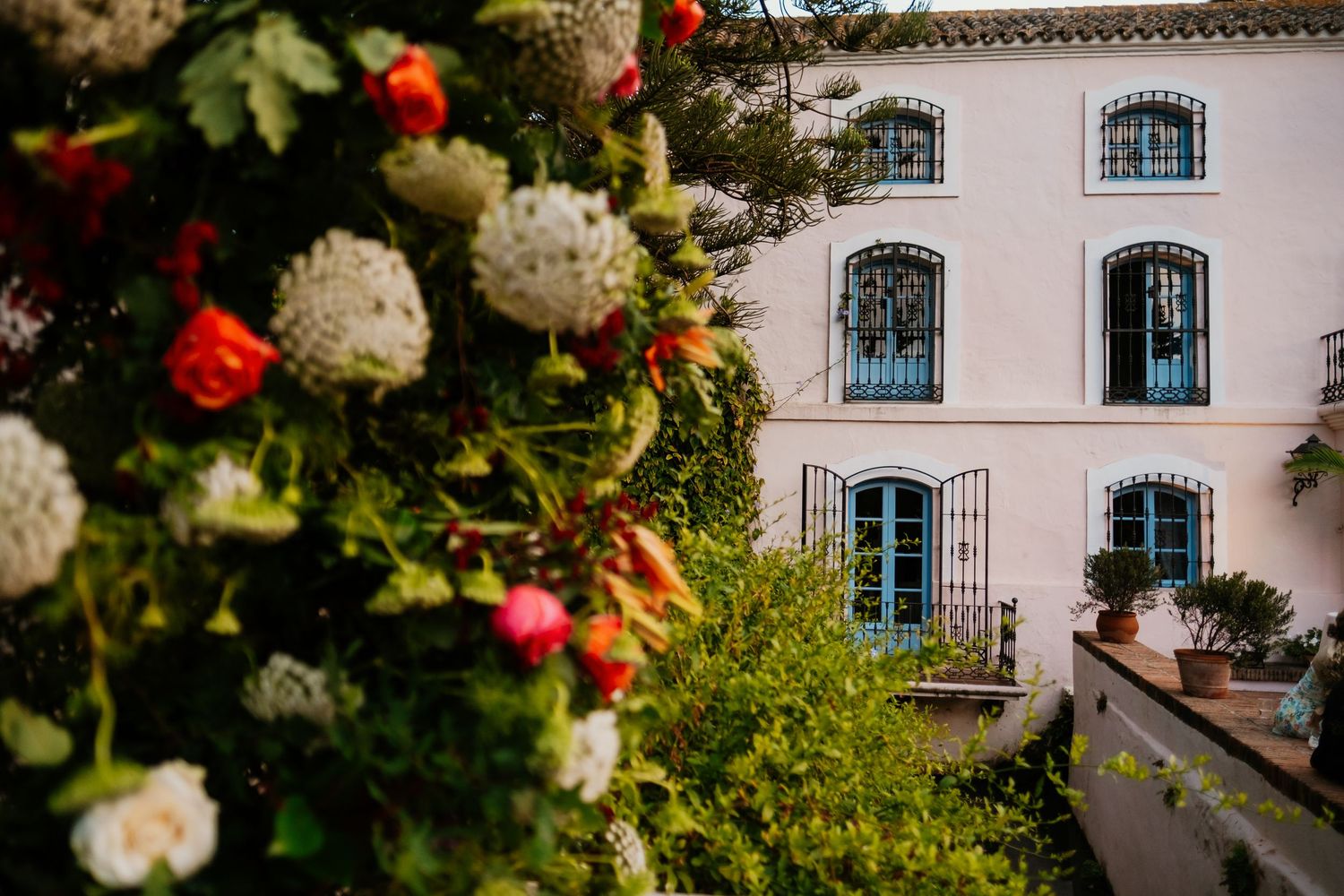 Decoración floral de Flores Areka para cenas románticas en Molino del Duque