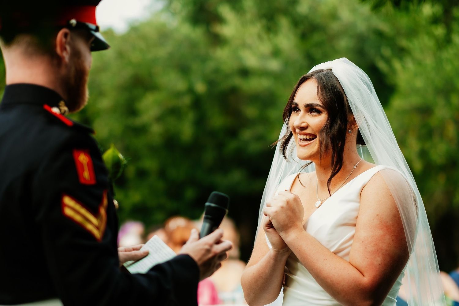 Pareja en el altar de la ceremonia civil militar en Finca Monasterio Sotogrande