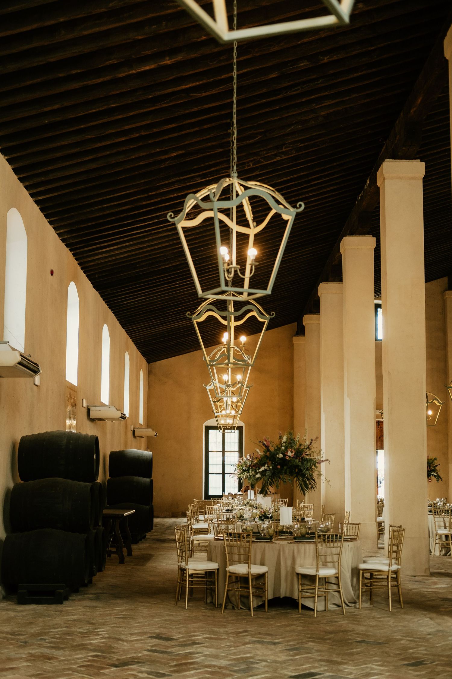 Montaje editorial de mesas por Catering Santa Brígida en Bodega Sánchez Romate, Inma y Juanfri, Roberto Pecino Fotógrafo