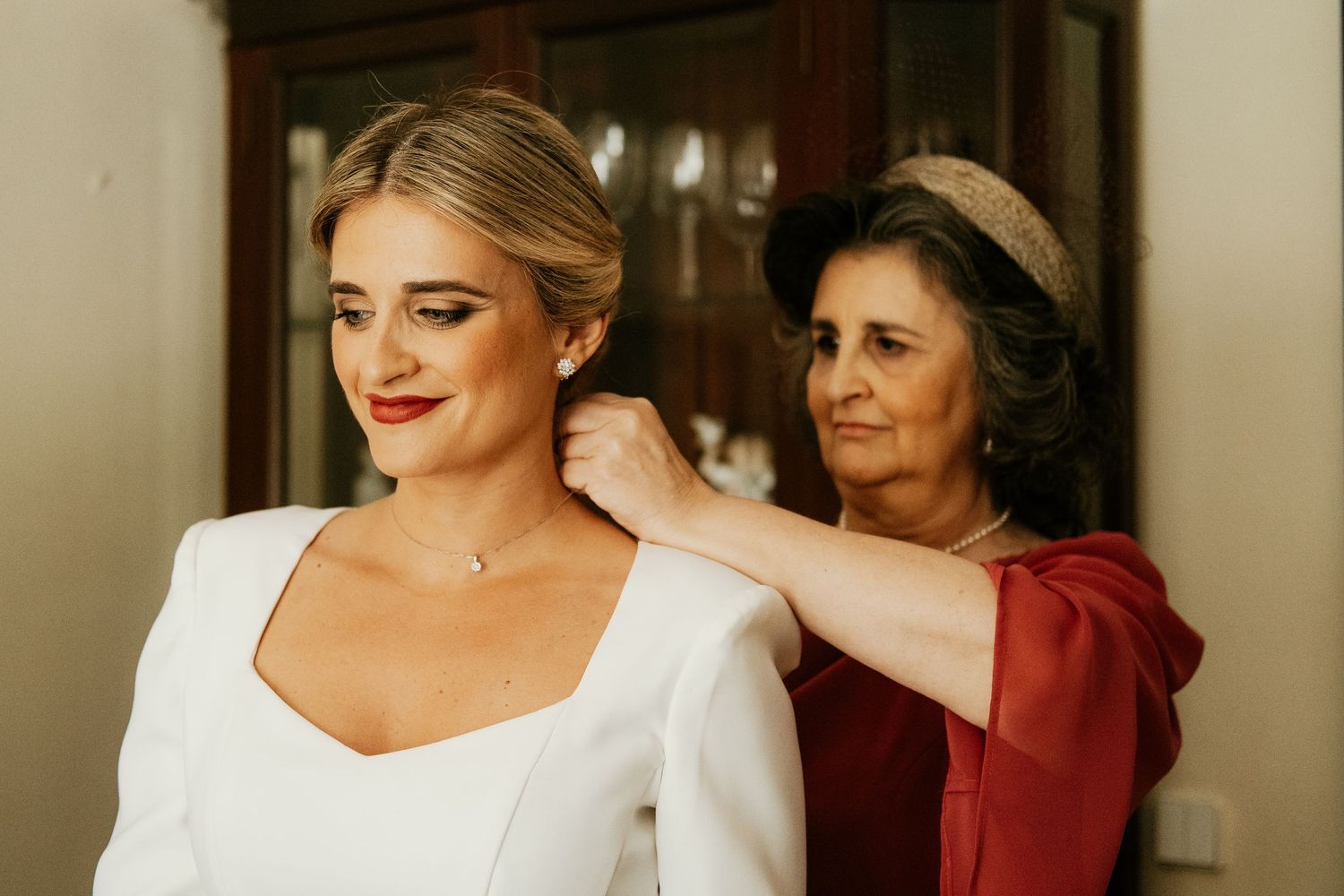 Fotografía de boda natural captando la diversión y complicidad de las mujeres de la familia en Jerez, Inma, Roberto Pecino