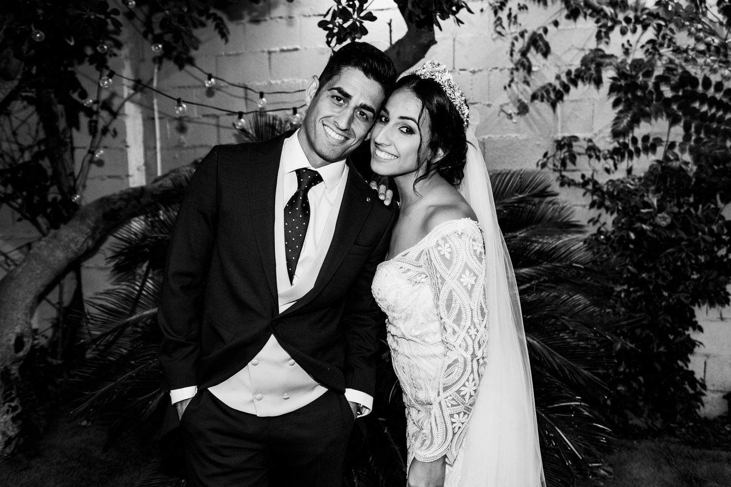 Los novios posando de forma natural, fotografia de boda en blanco y negro
