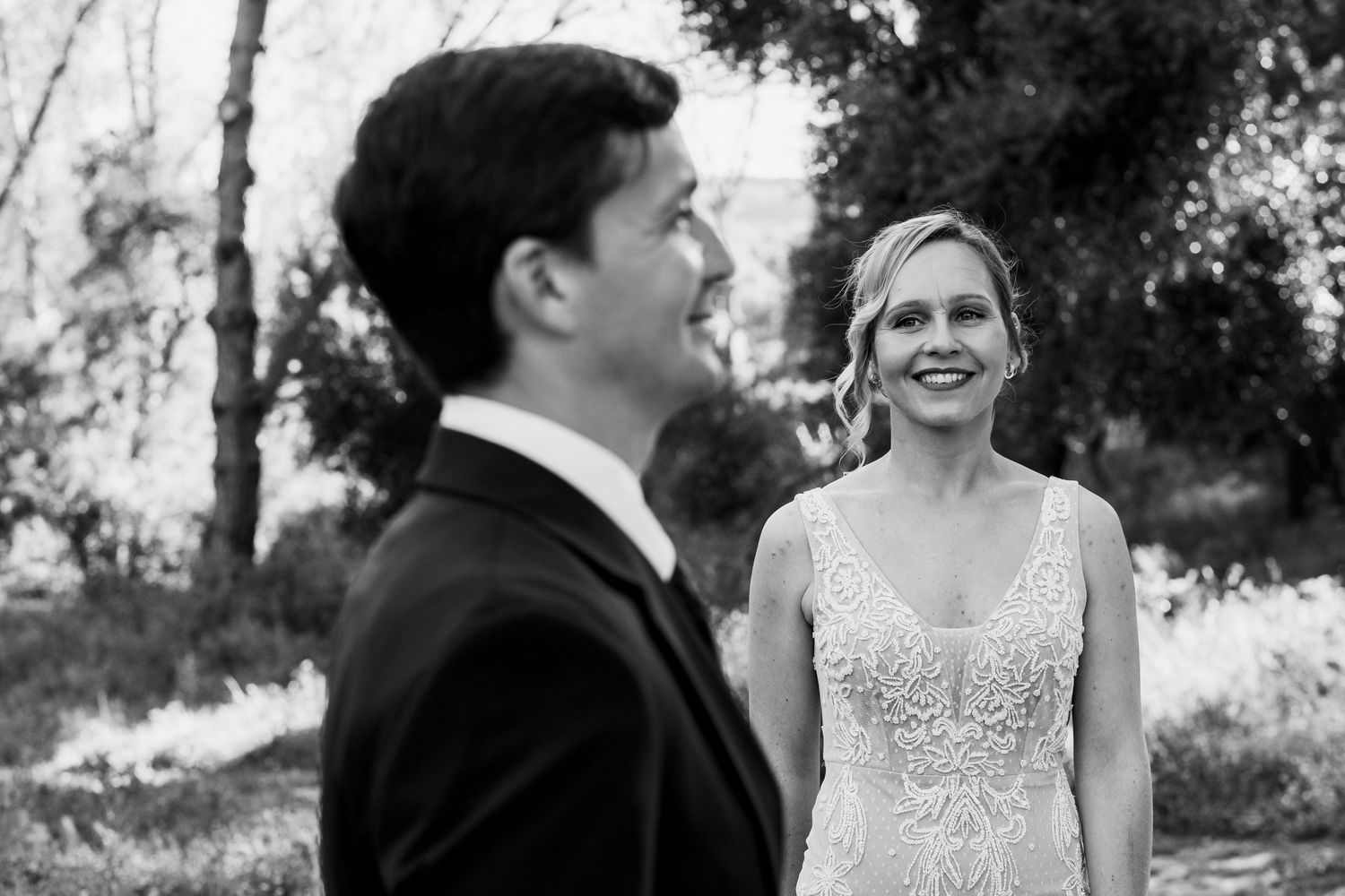 Composición artística de postboda: Alejandra mirando a Jose en blanco y negro, bosque de San Roque