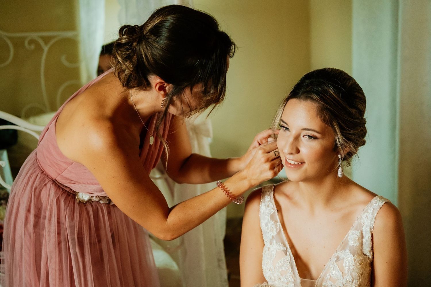 María José preparativos de novia en Finca Soto de Roma fotografía invisible