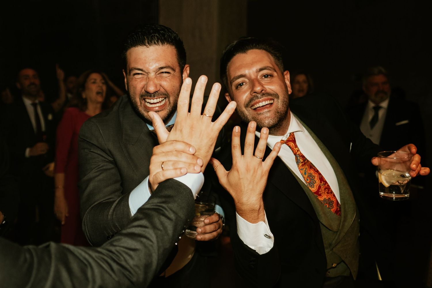 Captura espontánea de la fiesta nupcial con amigos e invitados en Jerez de la Frontera, Roberto Pecino Fotógrafo