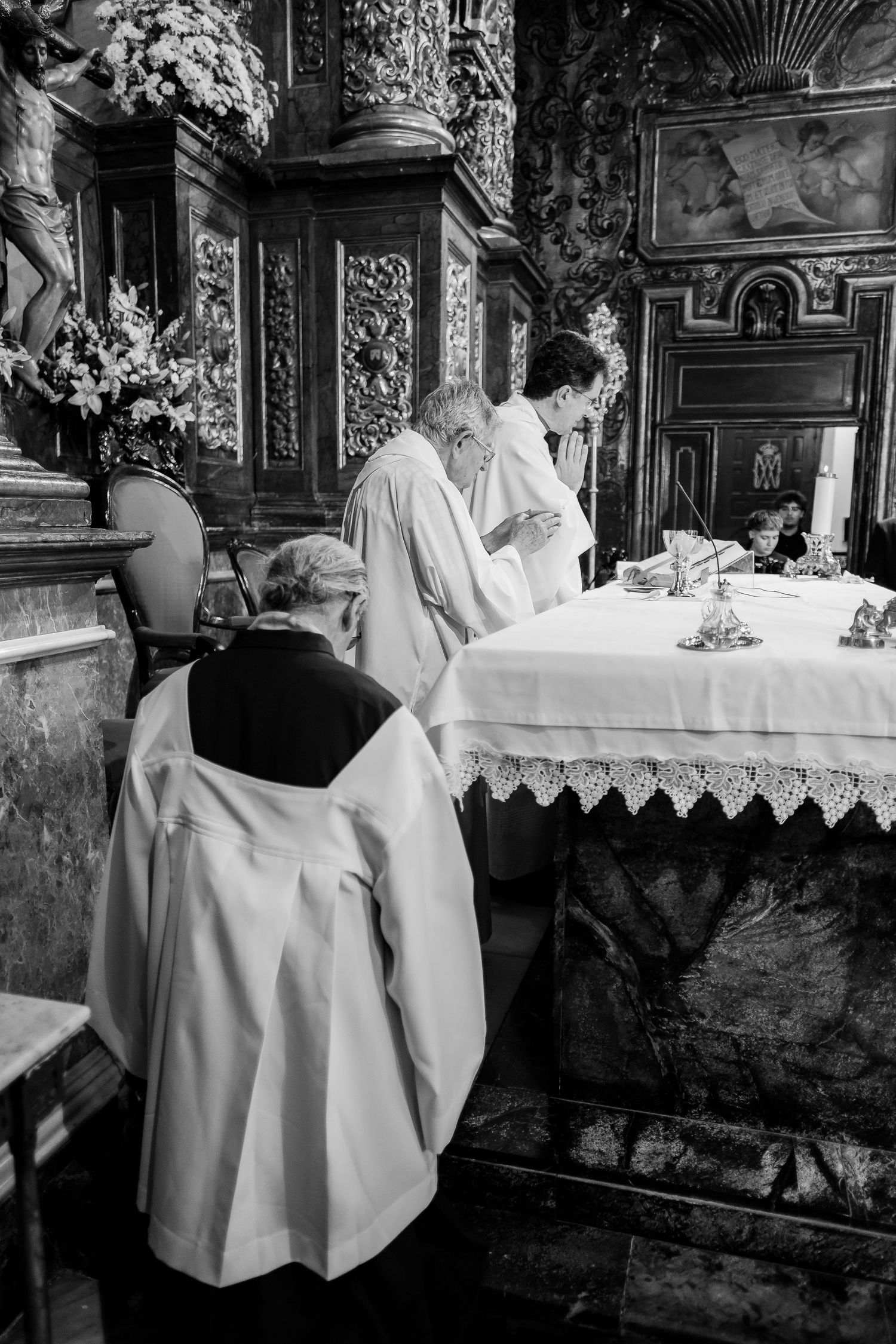 Fotografia documental de boda en Jerez, el cura y los monaguillos e blanco y negro