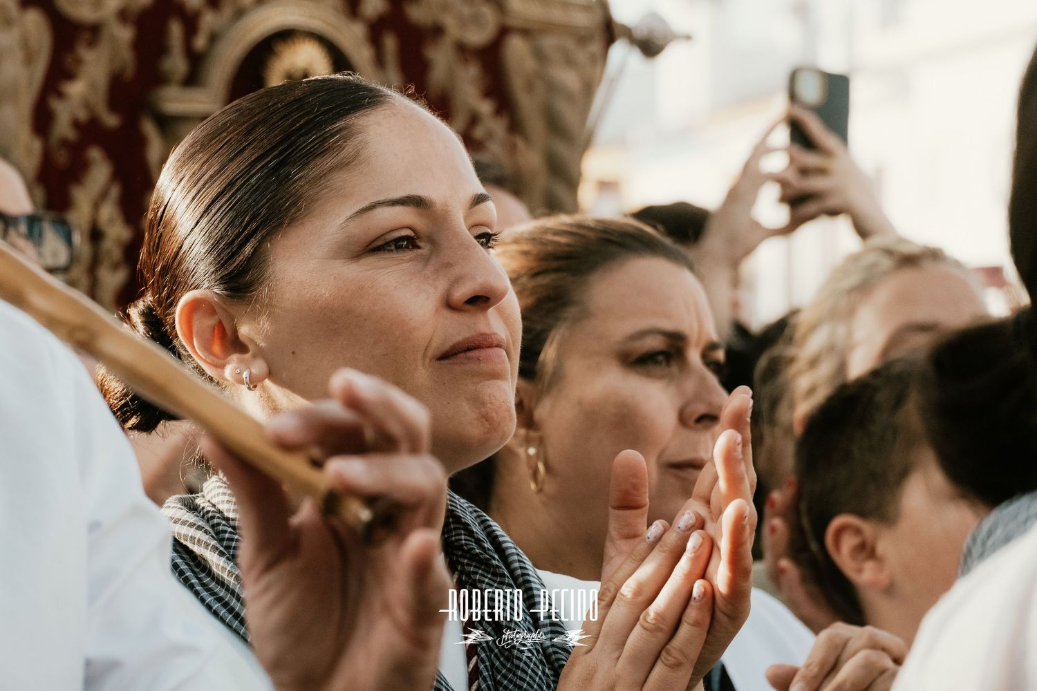 Instantánea documental procesión Rocío 2026, Rociera emocionada ante el paso de la Virgen, fotografía de tradiciones , Roberto Pecino
