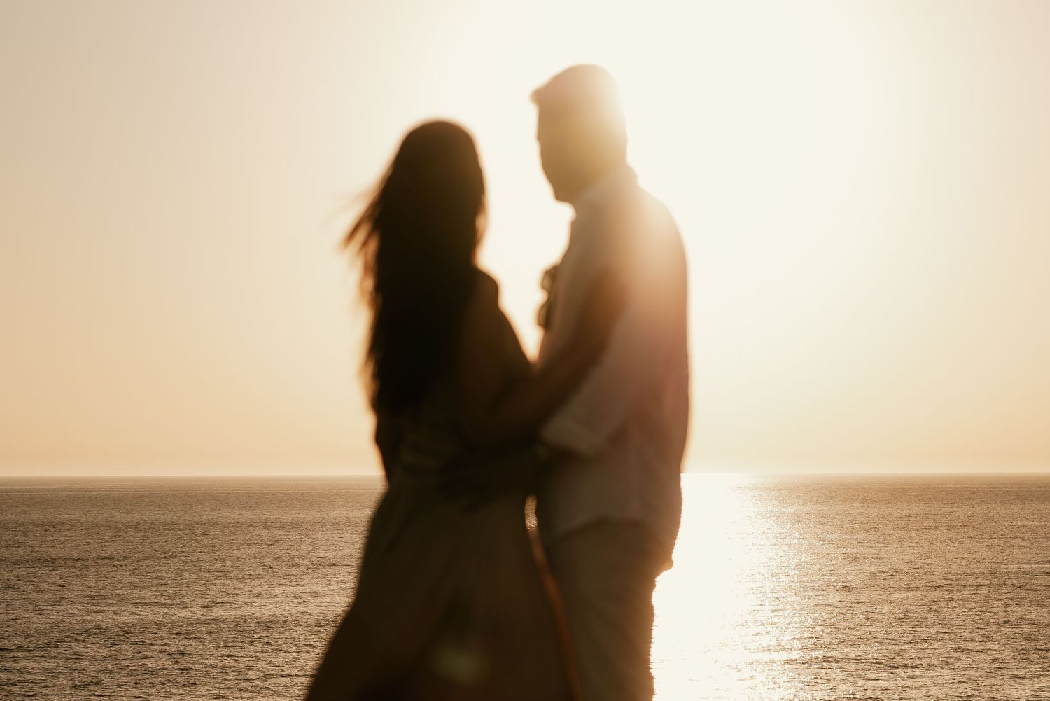 Composición artística con desenfoque de pareja y horizonte enfocado durante el atardecer Faro de Trafalgar Roberto Pecino