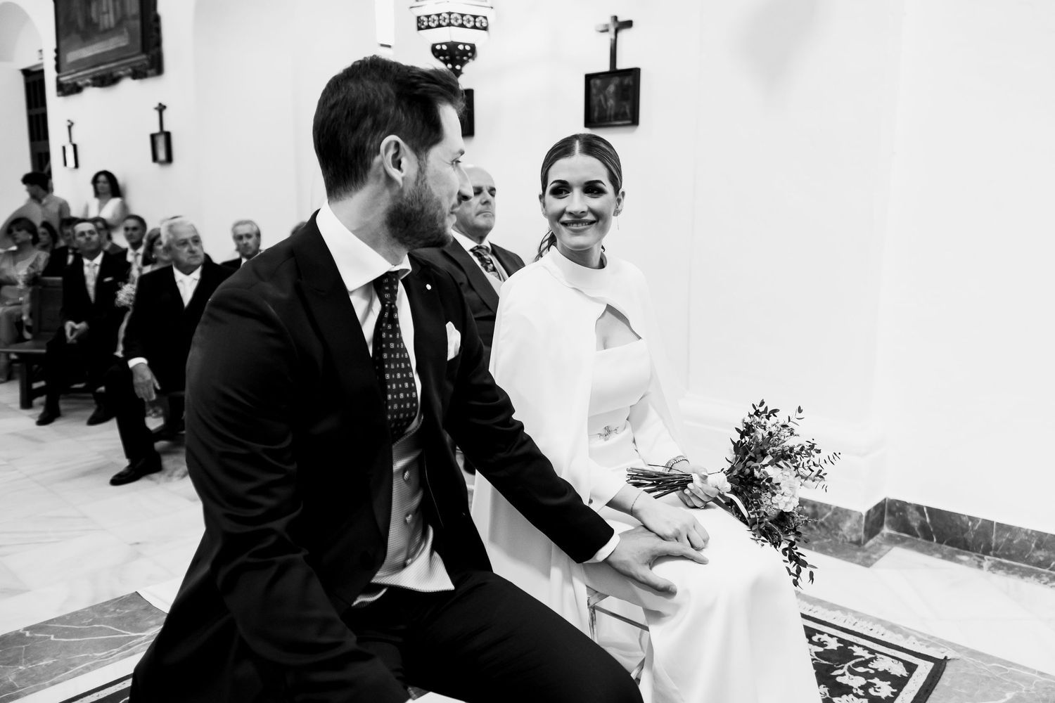 Ceremonia religiosa en blanco y negro