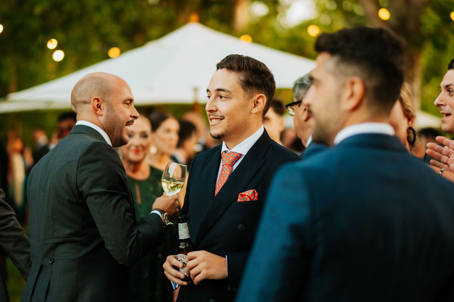 Invitados disfrutando del aperitivo en el patio de la hacienda