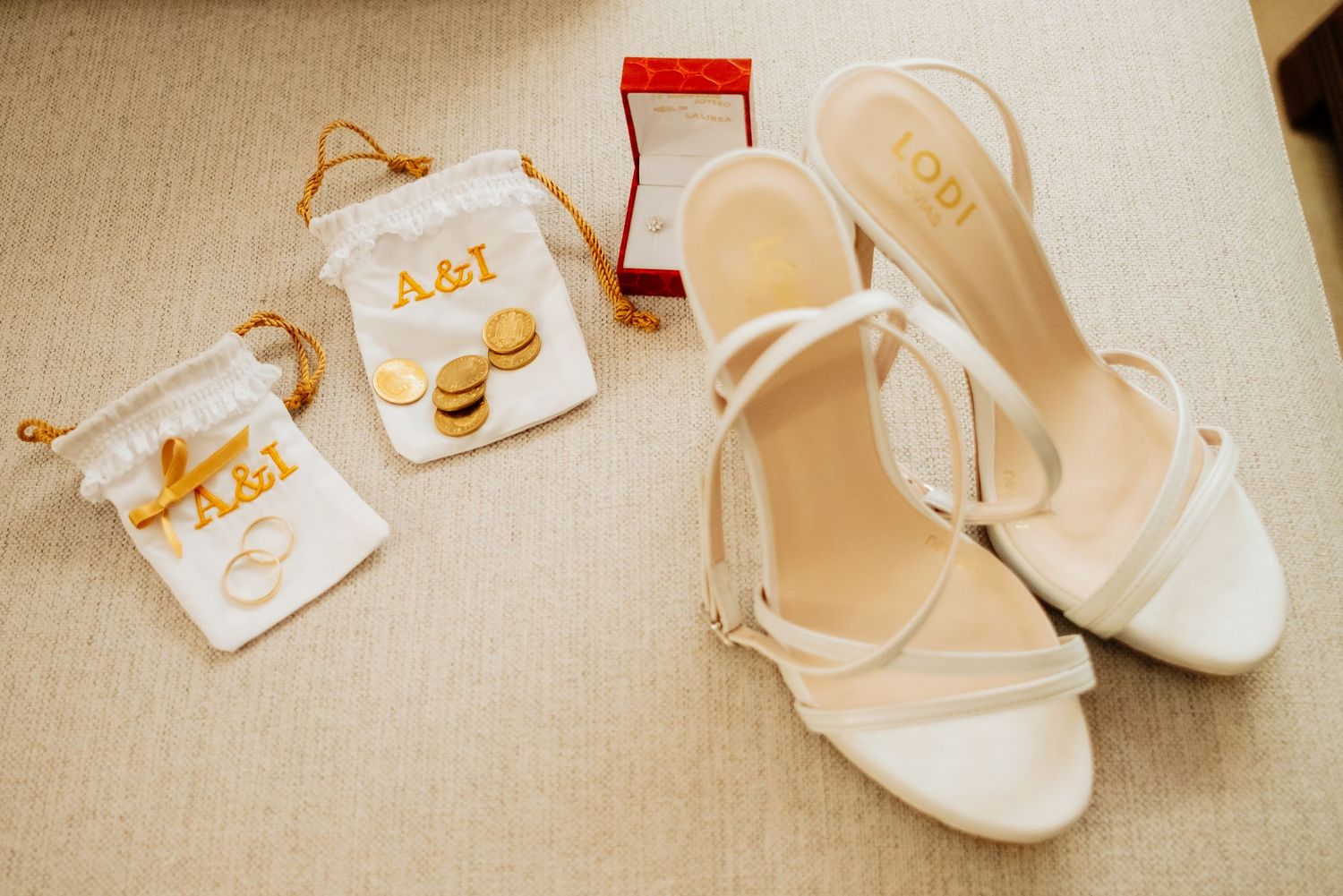 Zapatos de novia Lodi Shoes y ramo silvestre sobre suelo de madera