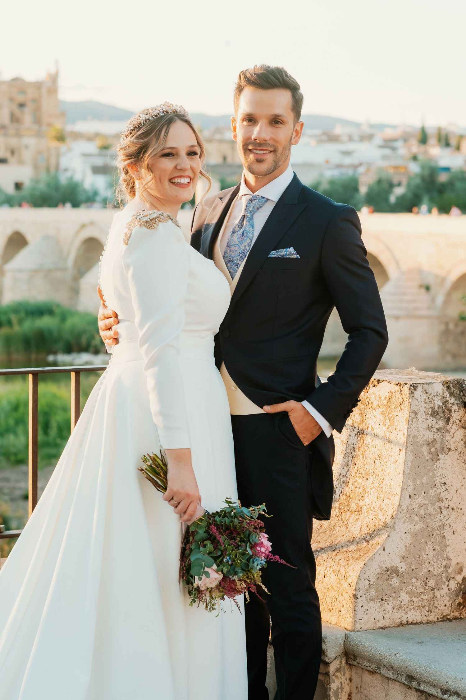 Fotografía artística de boda en las calles de Córdoba, estilo documental y elegante