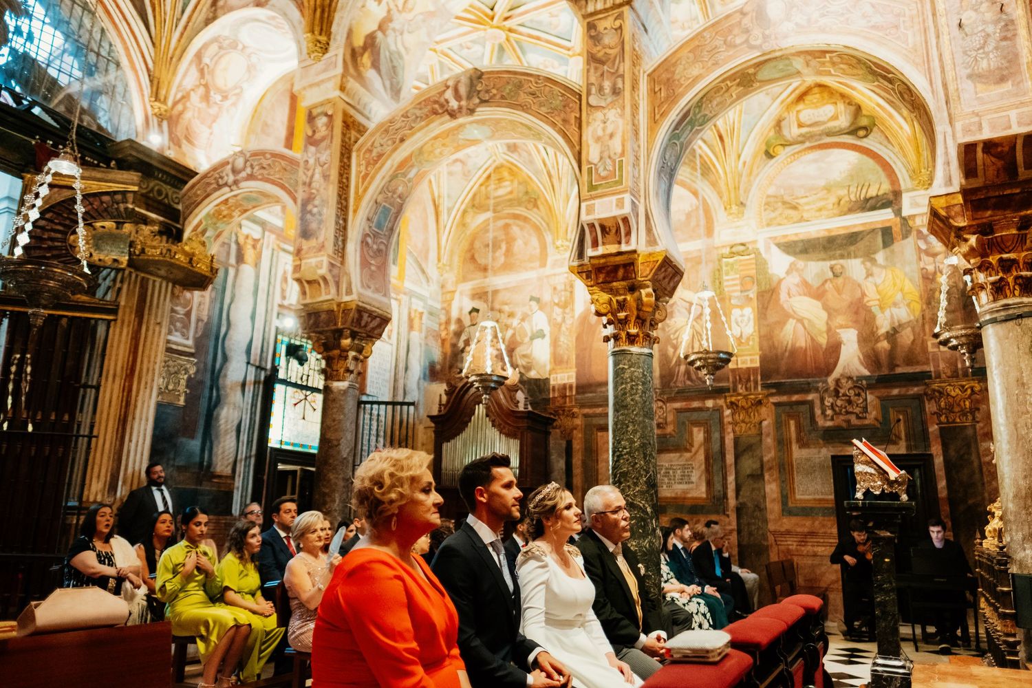 Novios escuchando la homilía en la Mezquita de Córdoba, perfil de Paola con tocado de Algarabía y velo