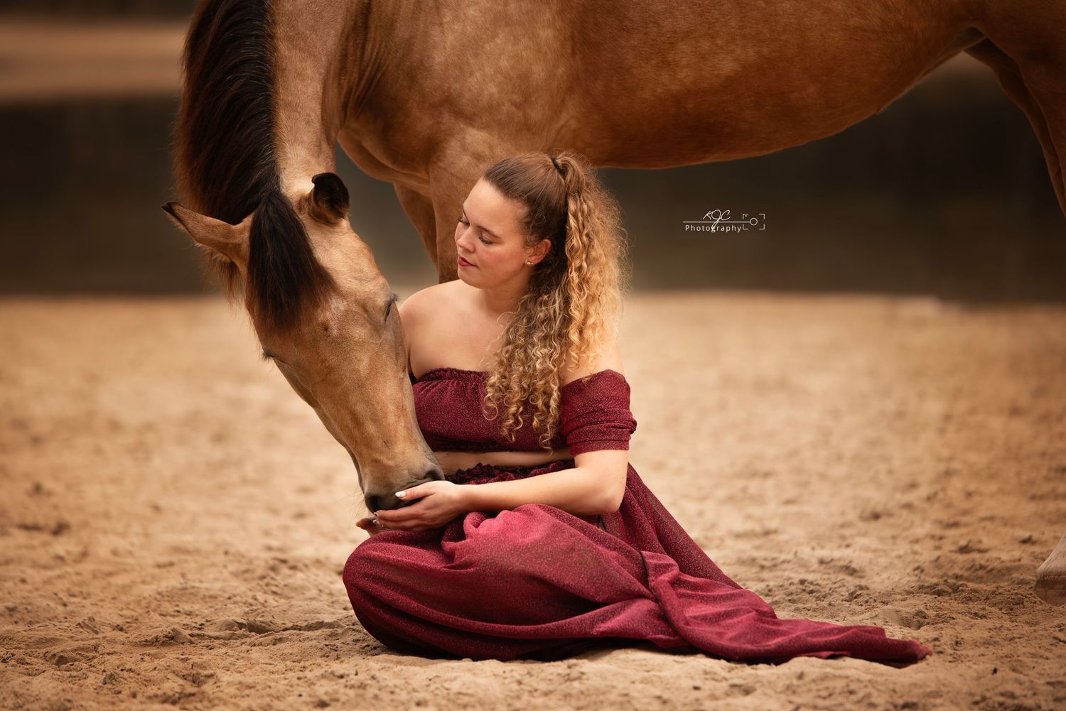 Romantisch portret met paard tijdens zonsondergang, duidelijke band tussen paard en baas, genomen door professionele fotograaf