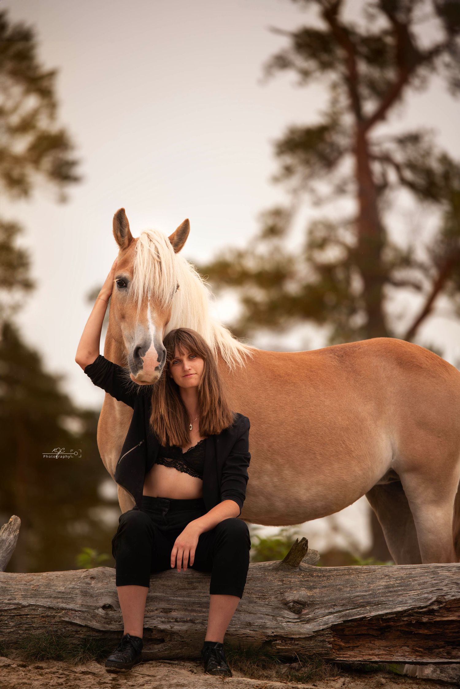 Romantisch portret met paard tijdens zonsondergang in OVerijssel