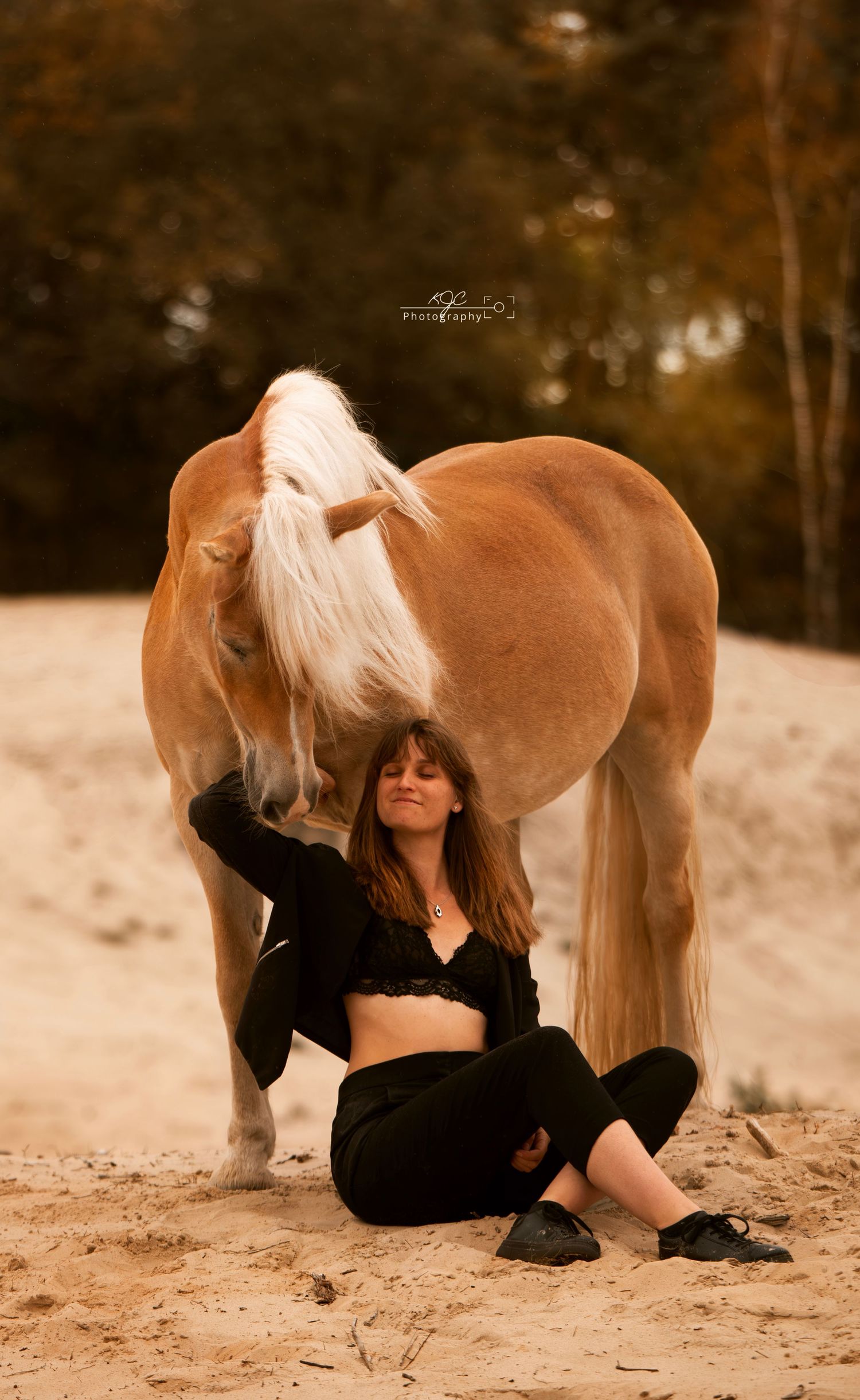 Romantisch portret met paard tijdens zonsondergang, in Beerse Overijssel