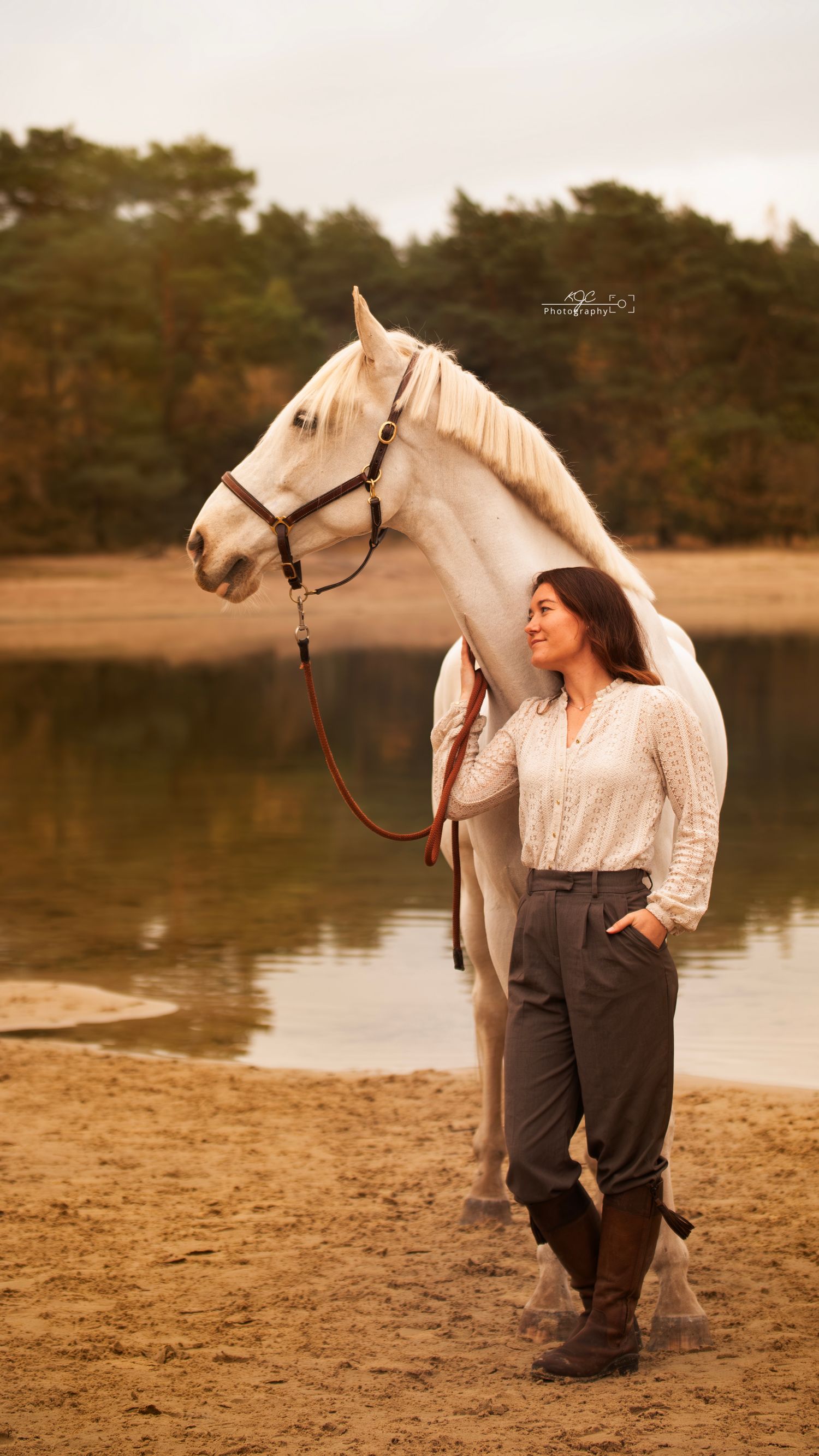 Romantisch portret met paard tijdens zonsondergang, duidelijke band tussen paard en baas, genomen door professionele fotograaf in Brabant